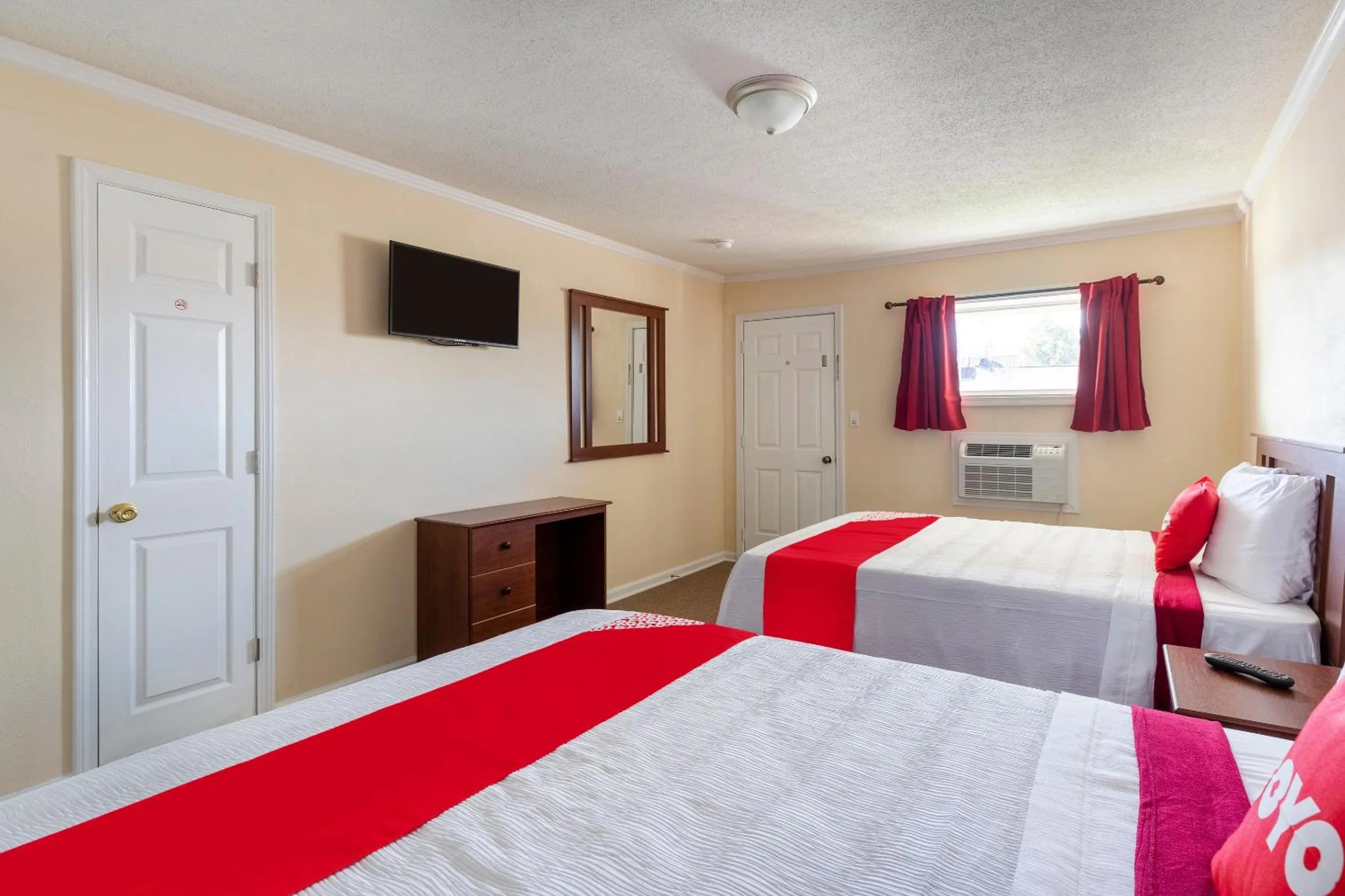 Bedroom, Bed in OYO Hotel Cave City KY