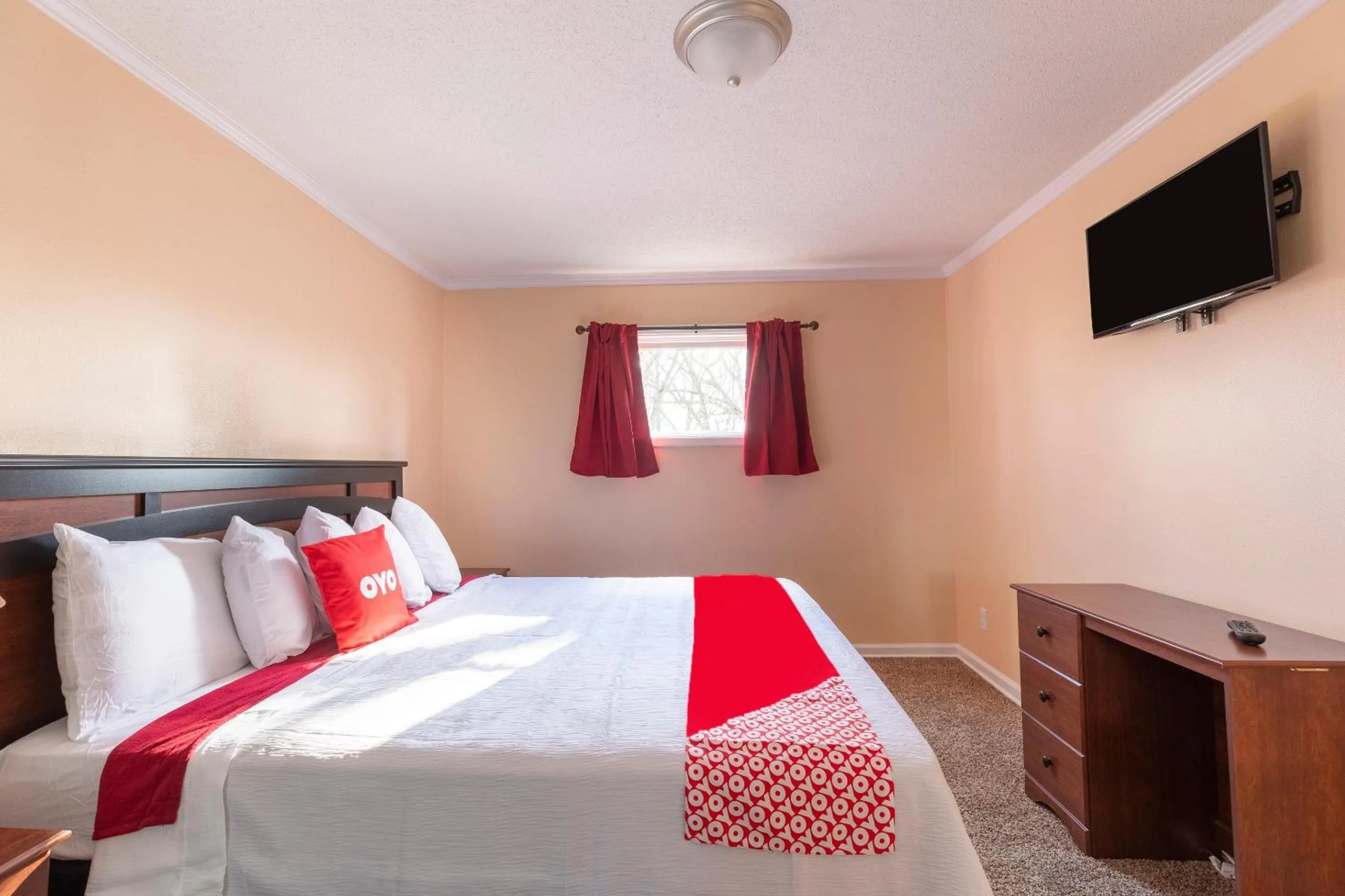 Bedroom, Bed in OYO Hotel Cave City KY