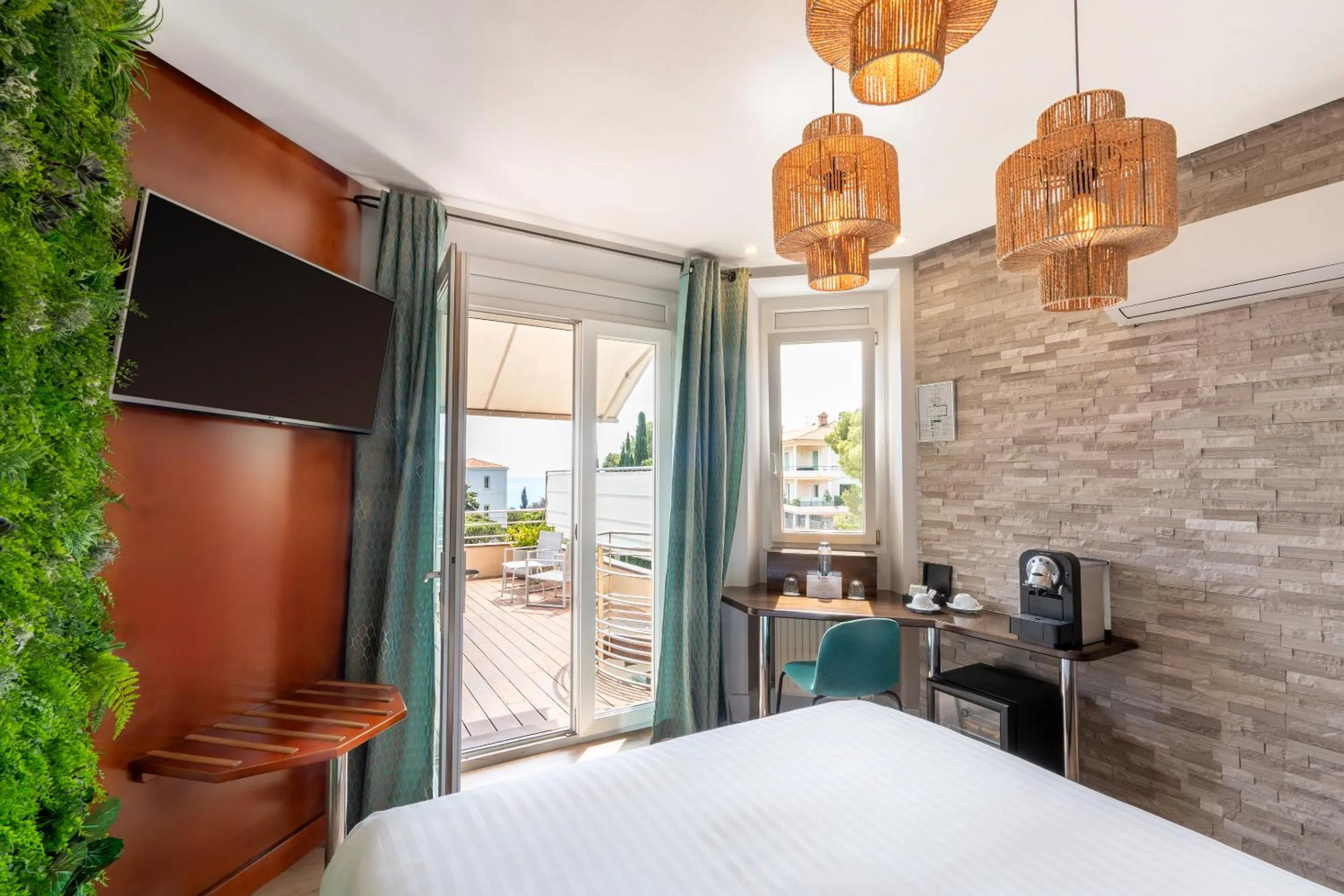 Photo of the whole room, Bed in Best Western Plus Hôtel la Rade