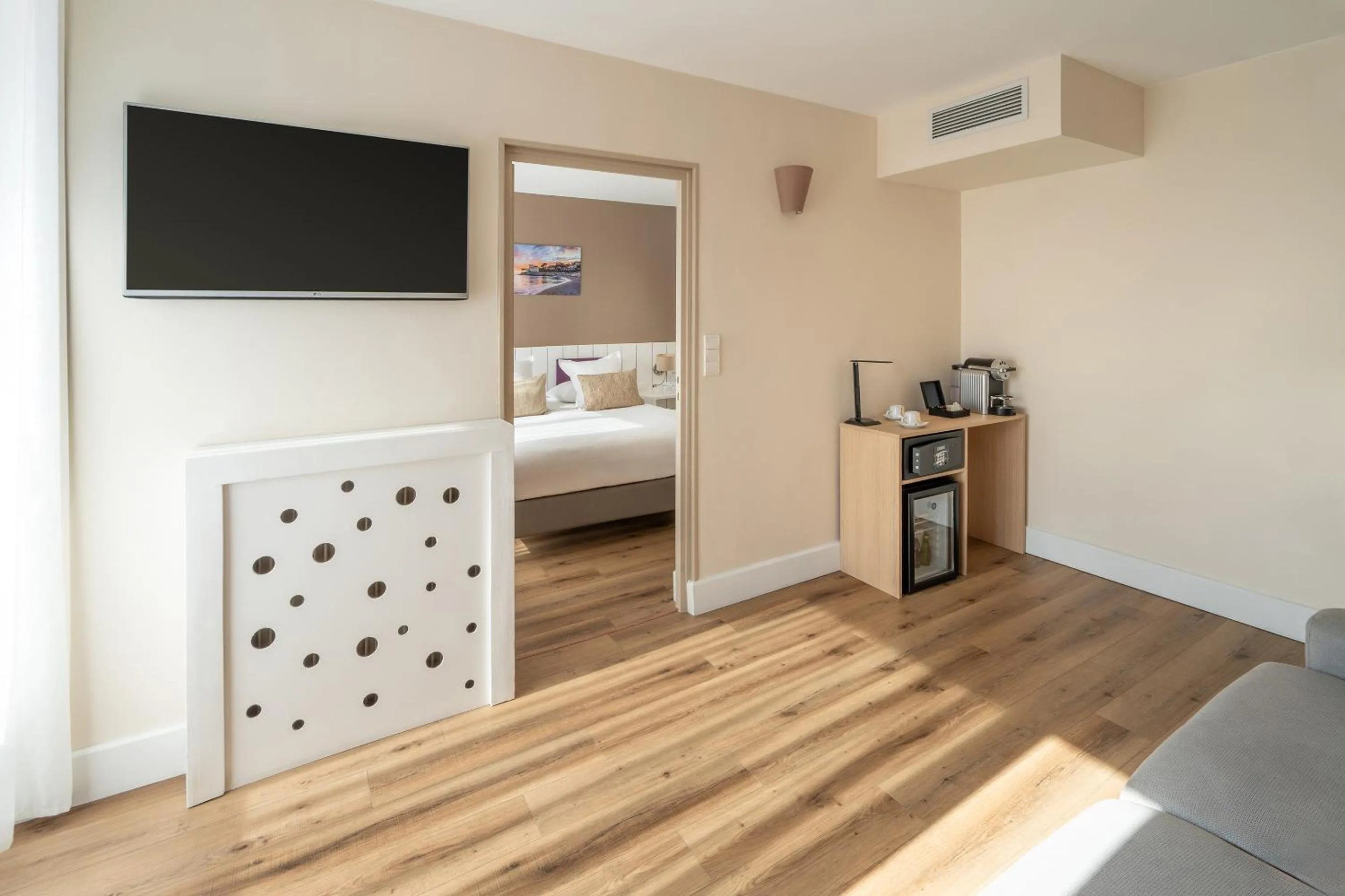 Living room, Bed in Best Western Plus Hôtel la Rade