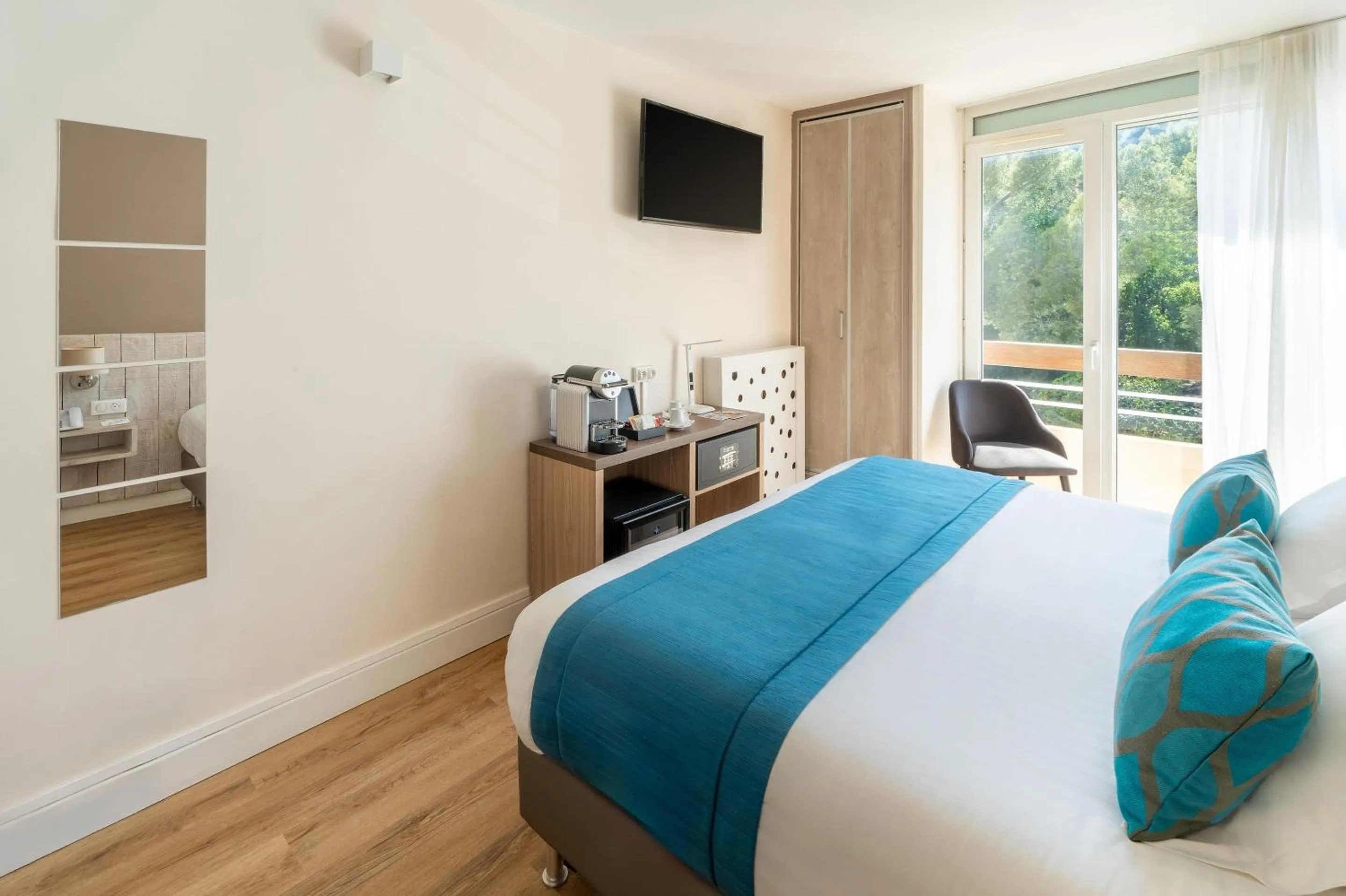 Bedroom, Bed in Best Western Plus Hôtel la Rade