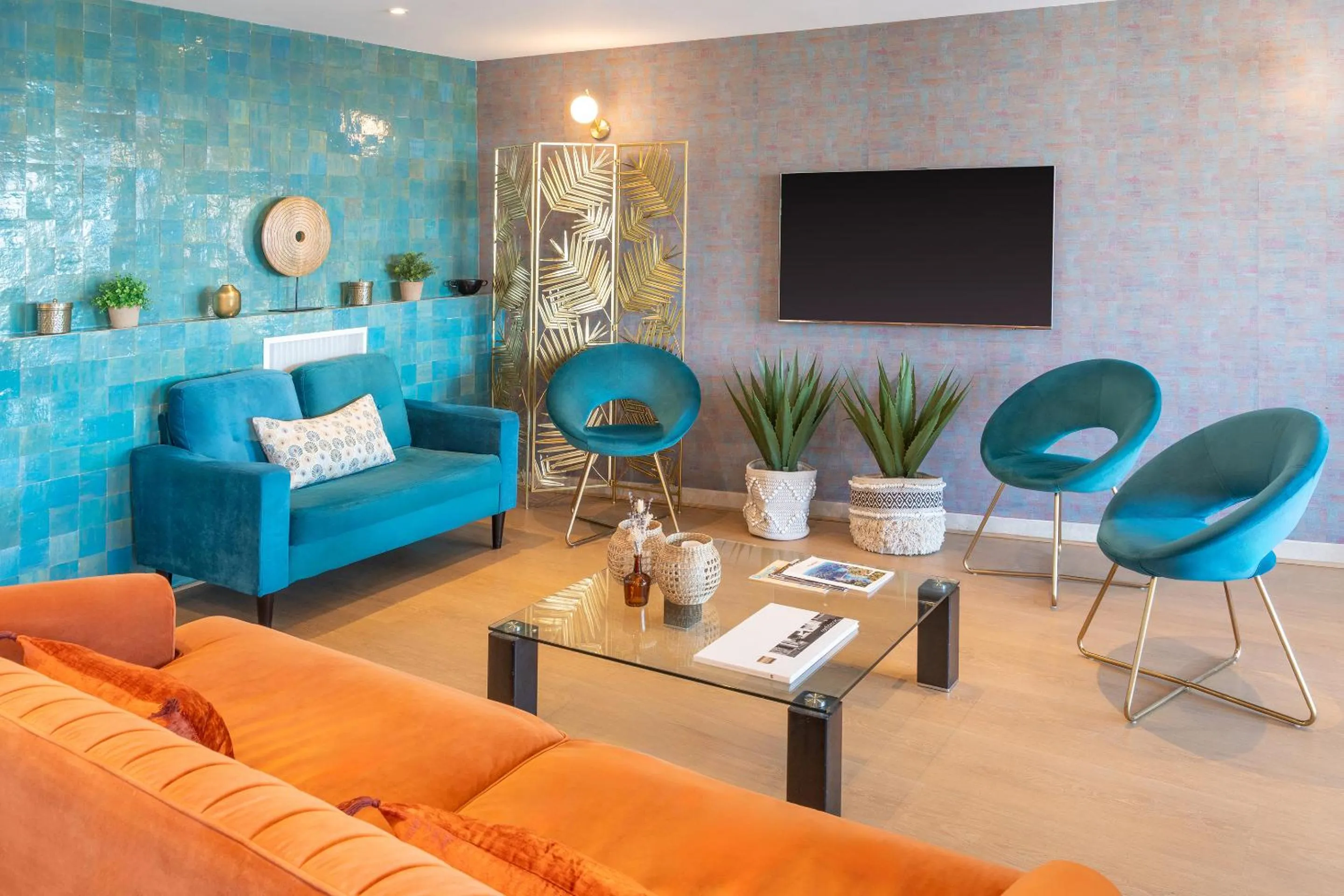 Communal lounge/ TV room in Best Western Plus Hôtel la Rade