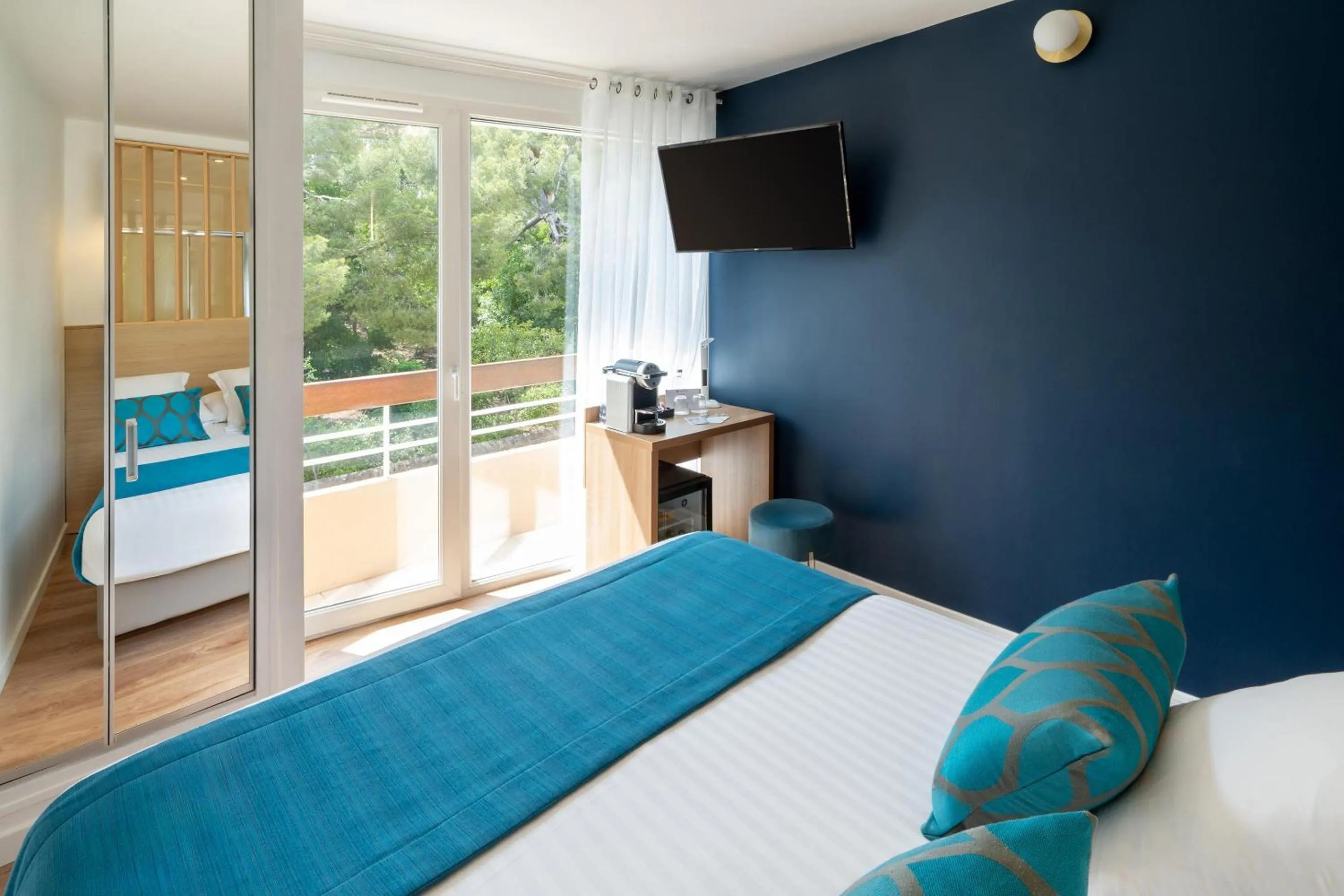 Bedroom, Bed in Best Western Plus Hôtel la Rade