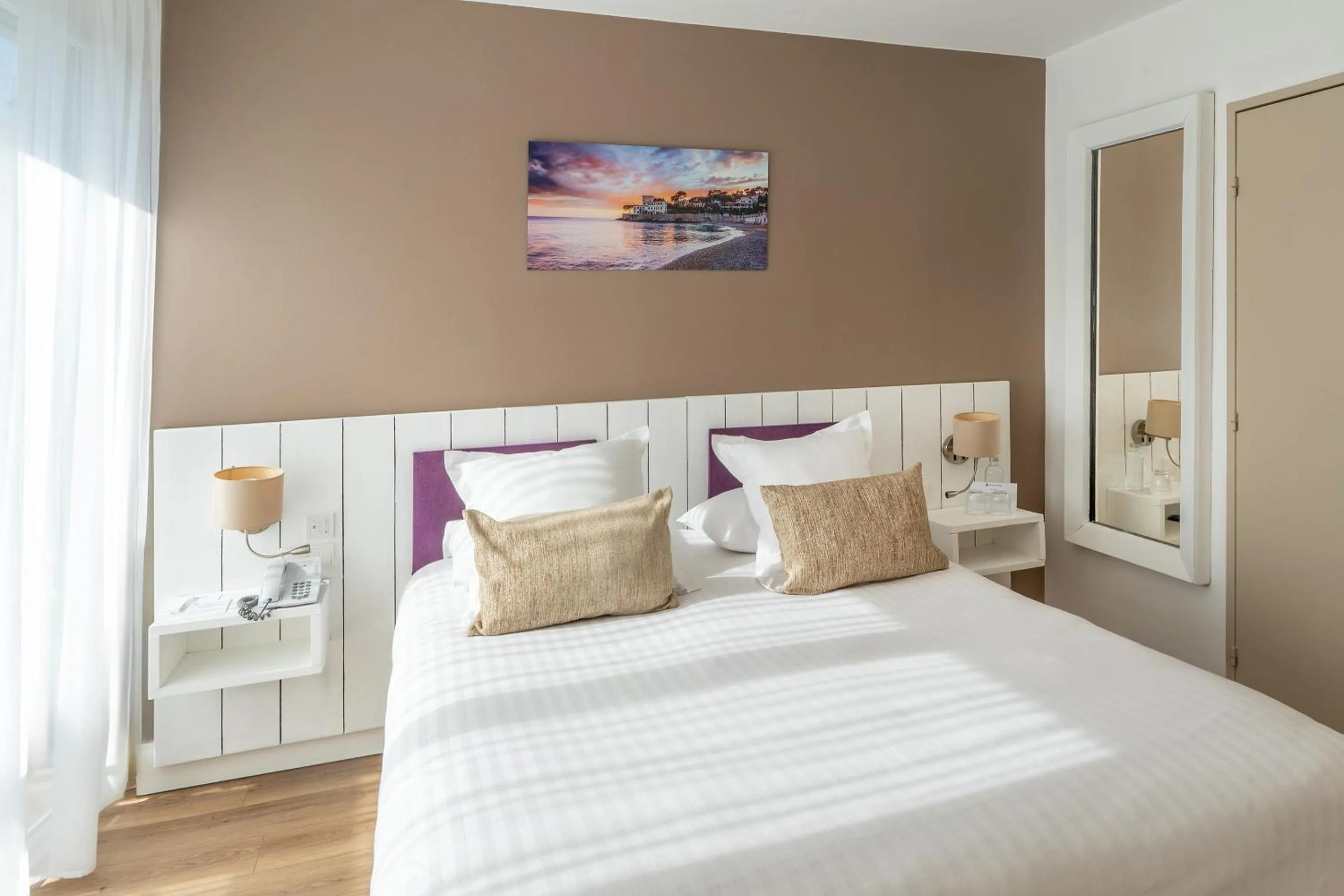 Bed in Best Western Plus Hôtel la Rade