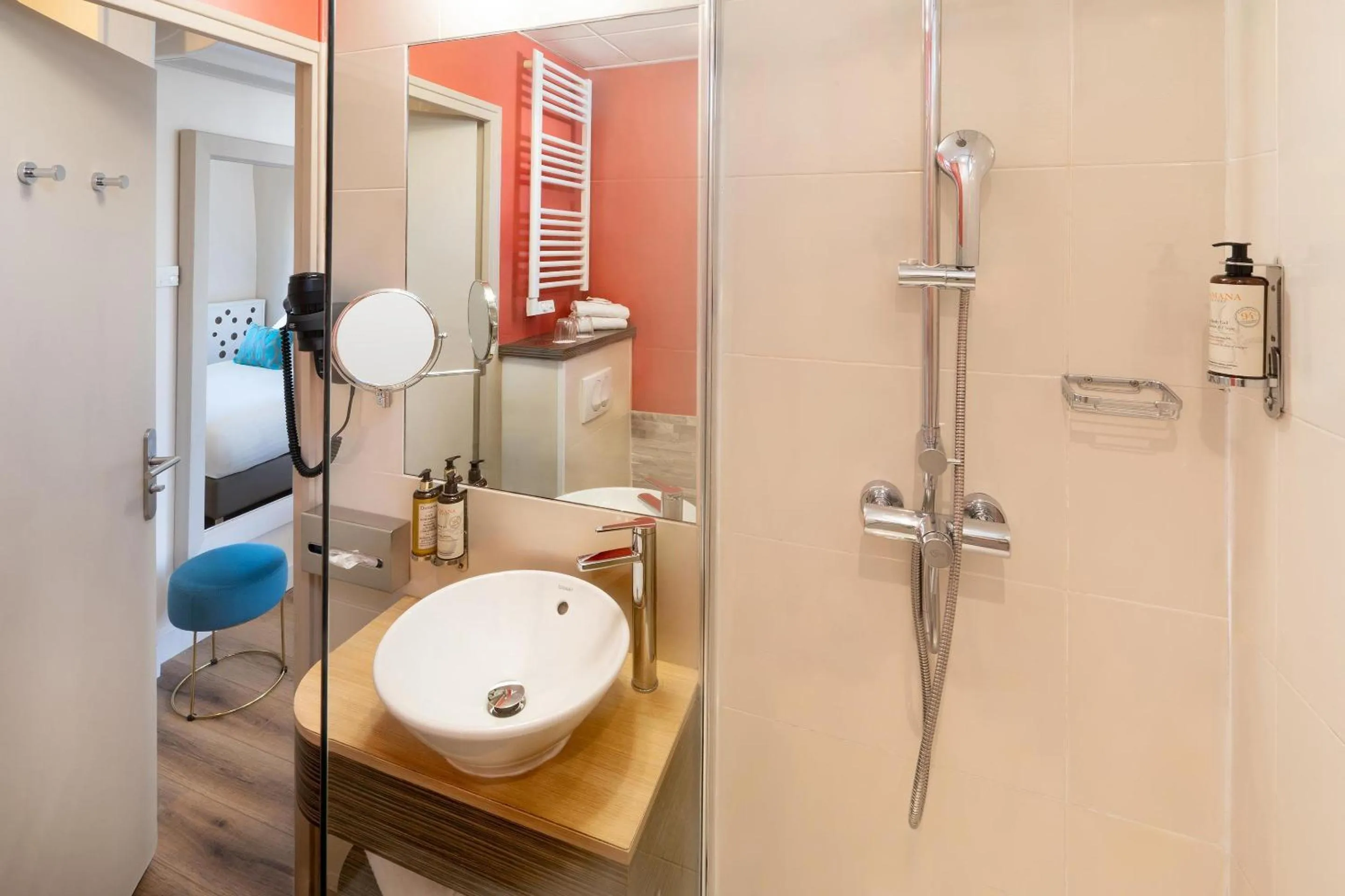 Bathroom in Best Western Plus Hôtel la Rade