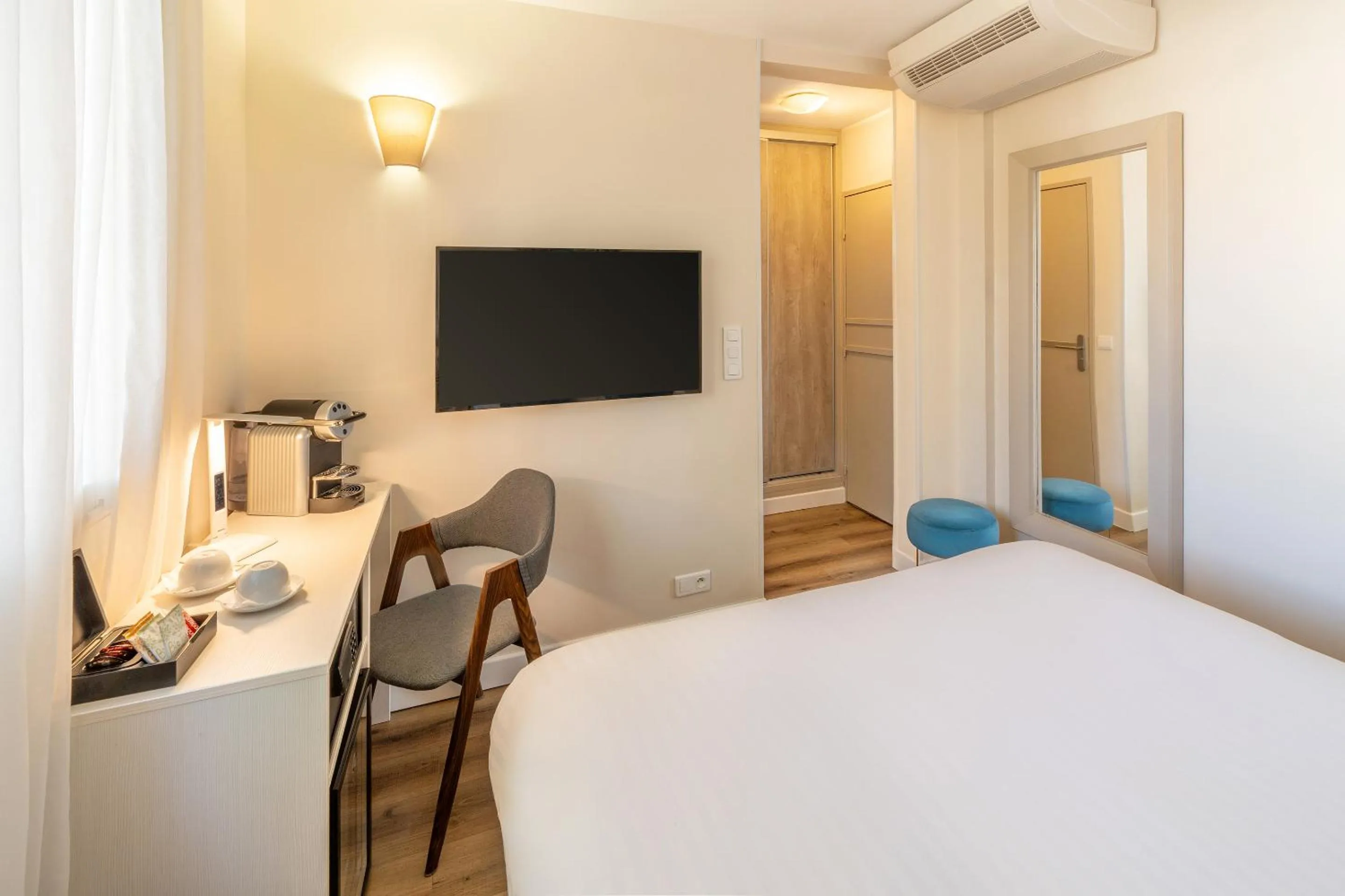 Photo of the whole room, Bed in Best Western Plus Hôtel la Rade