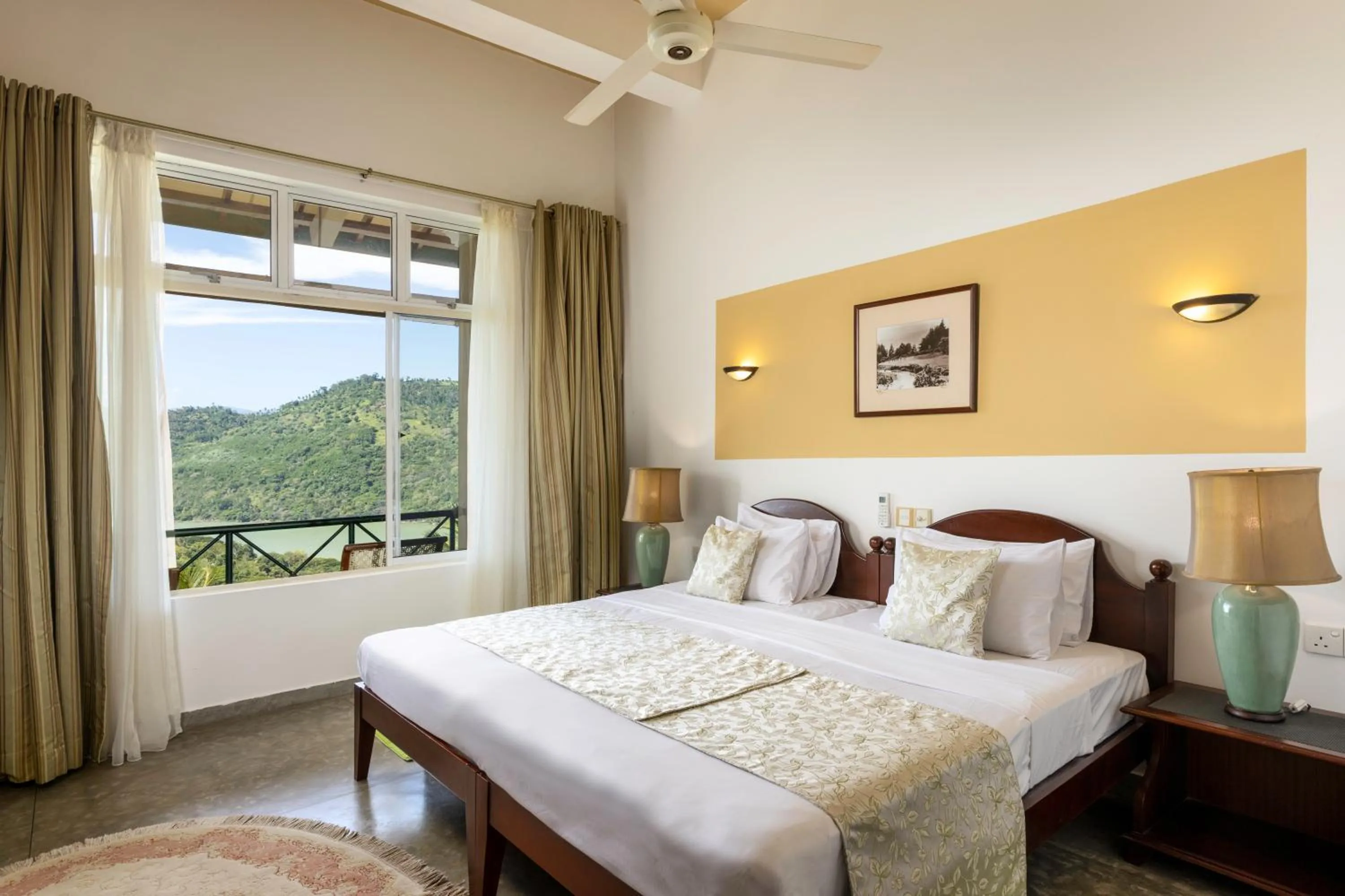 Photo of the whole room, Bed in The Albatross, Kandy