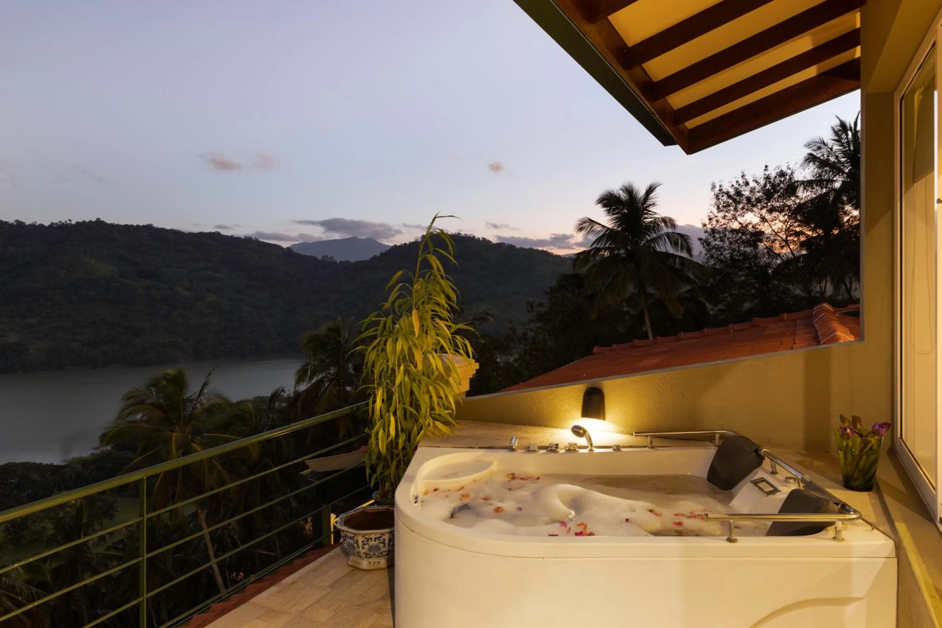 Hot Tub in The Albatross, Kandy