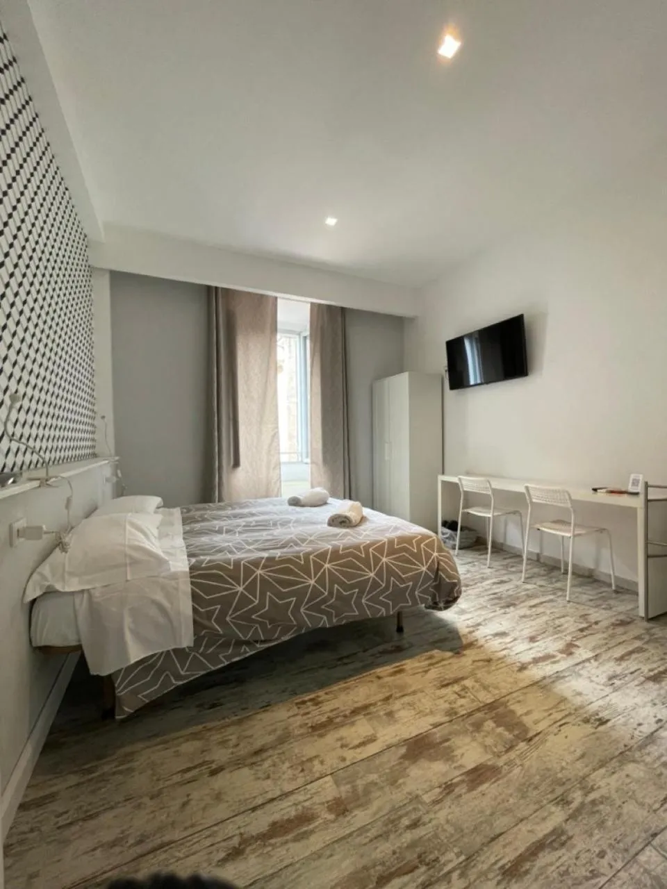 Photo of the whole room, Bed in Moshi Moshi