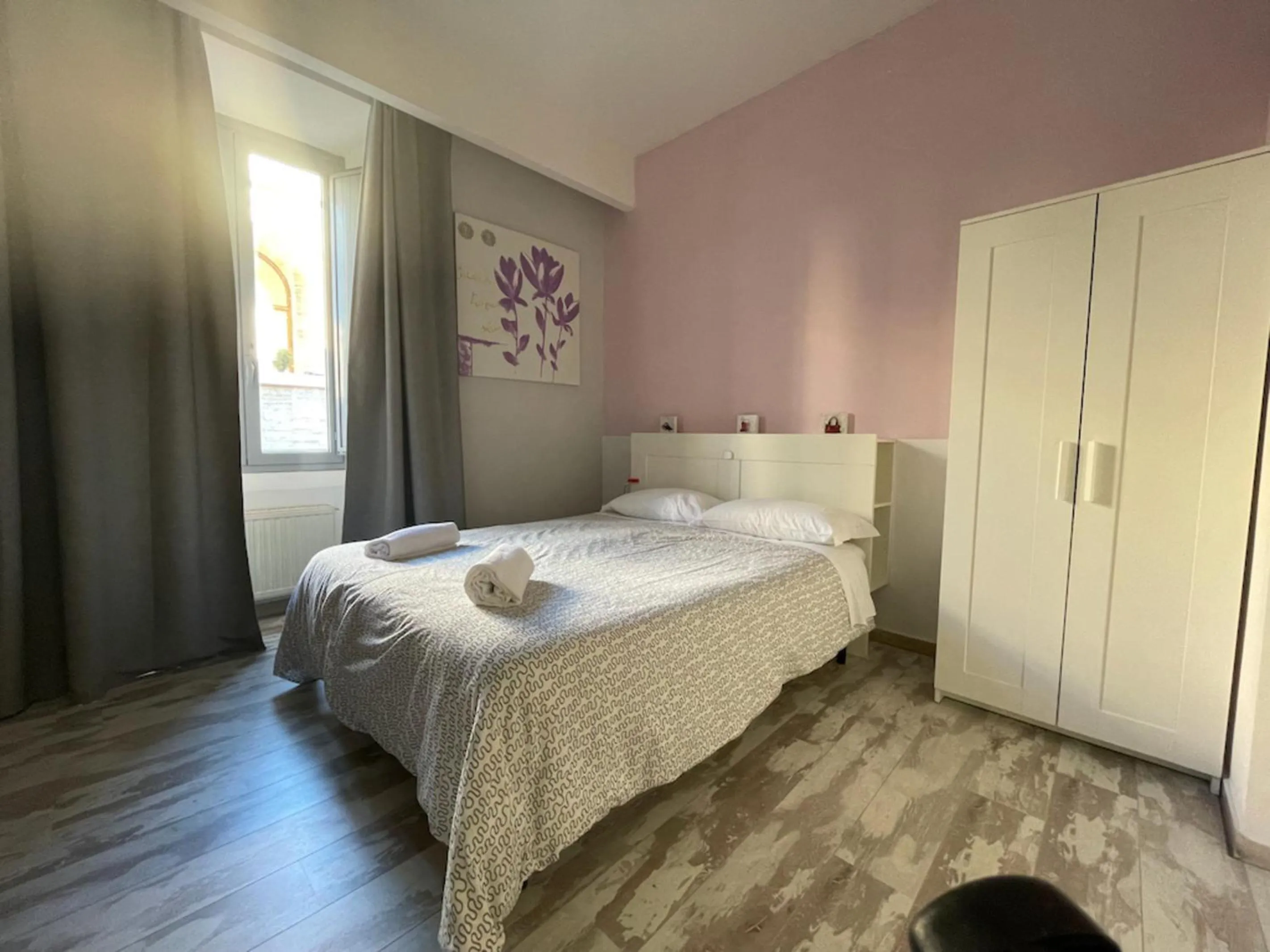 Photo of the whole room, Bed in Moshi Moshi