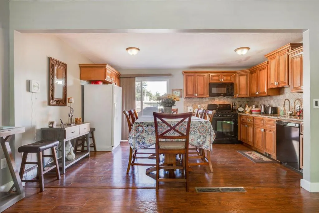 Kitchen or kitchenette in Fly Away Home