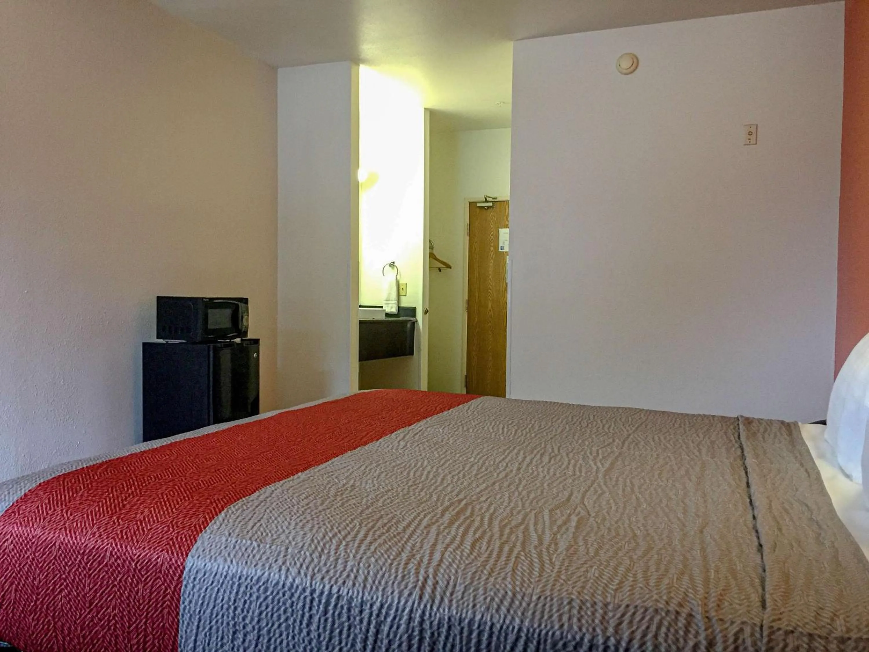 Photo of the whole room, Bed in Motel 6-Woodway, TX