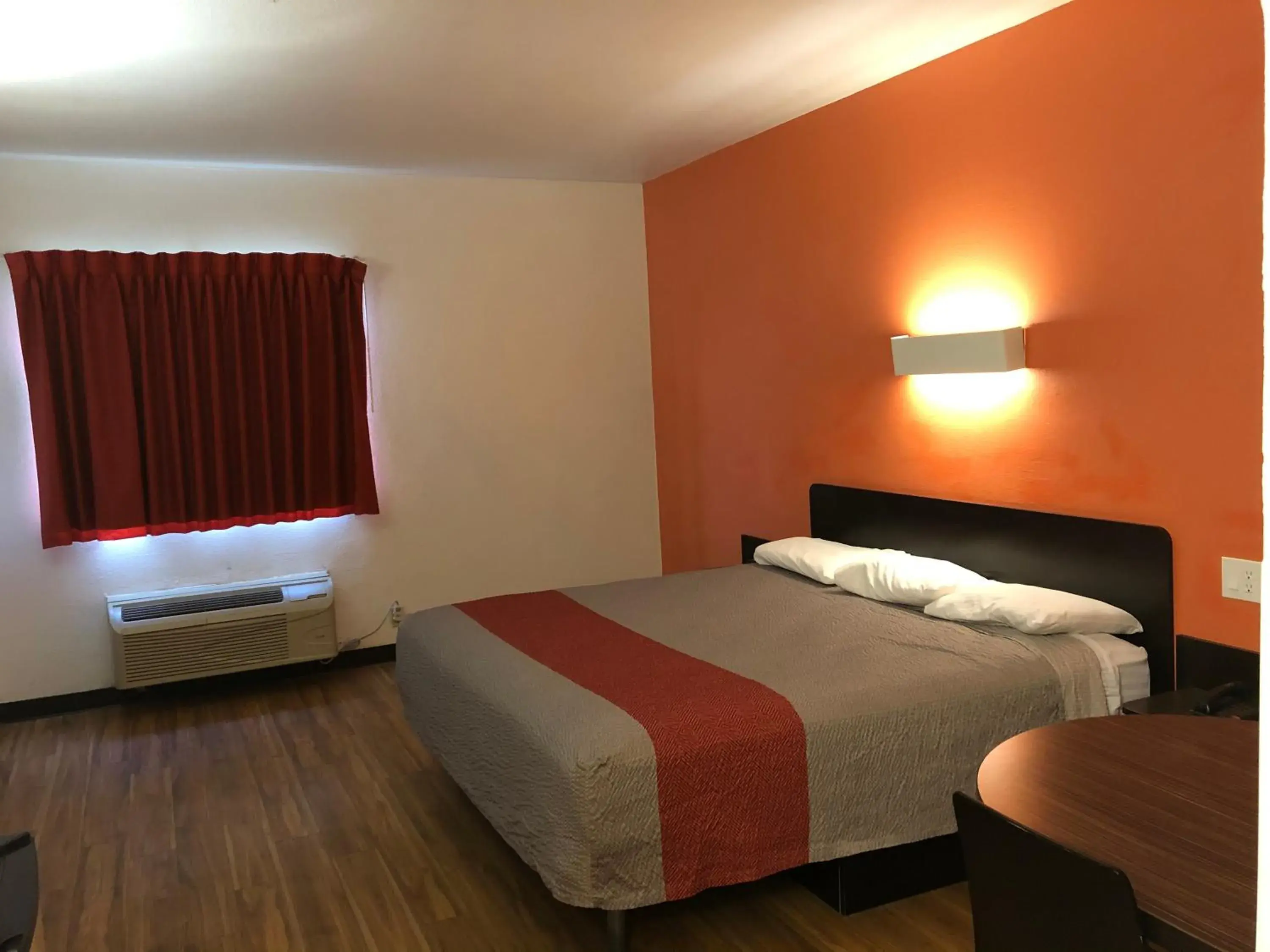 Deluxe King Room - Non-Smoking in Motel 6-Woodway, TX Deluxe King Room - Non-Smoking in Motel 6-Woodway, TX