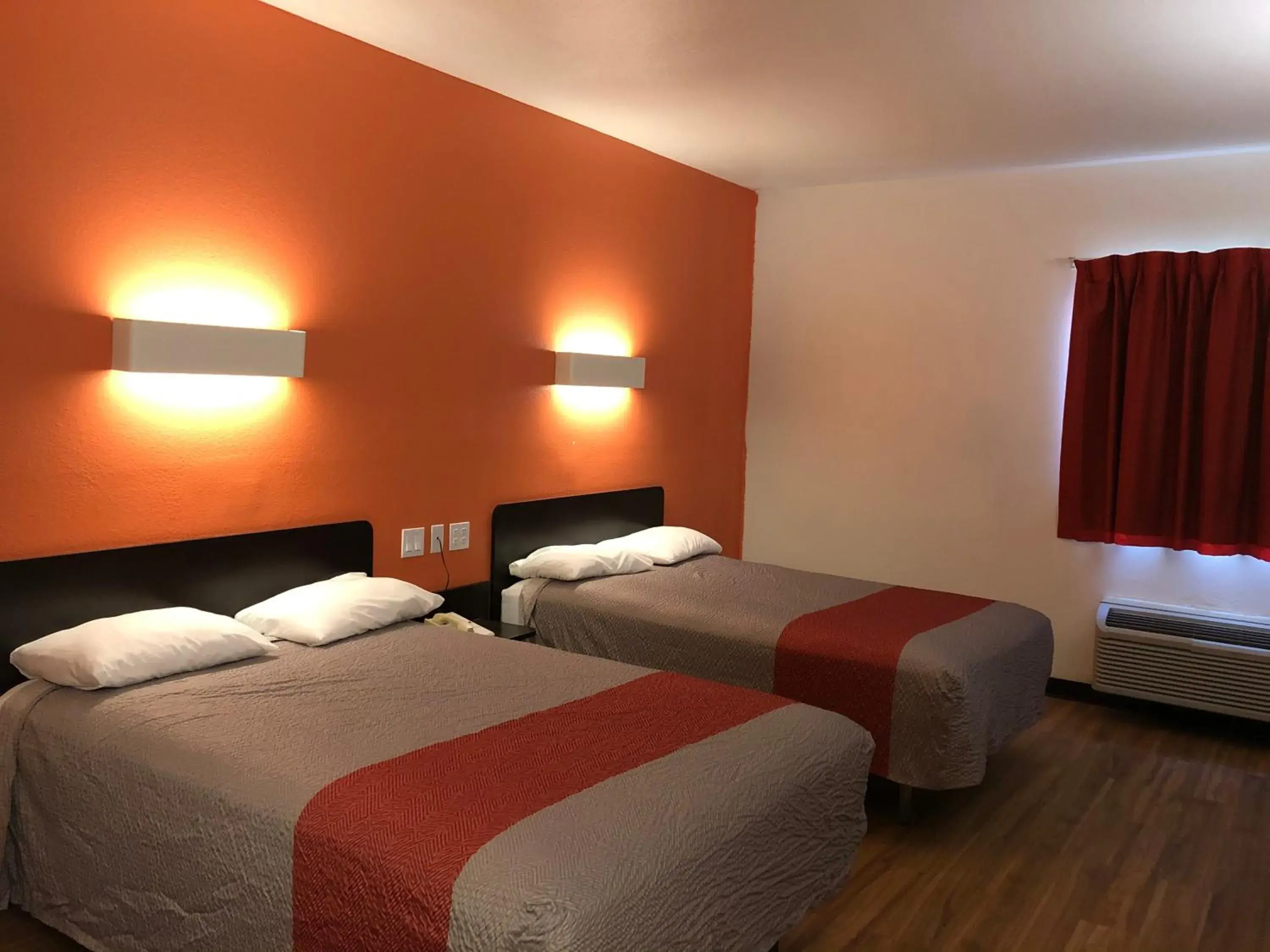 Deluxe Quadruple Room - Non-Smoking in Motel 6-Woodway, TX Deluxe Quadruple Room - Non-Smoking in Motel 6-Woodway, TX