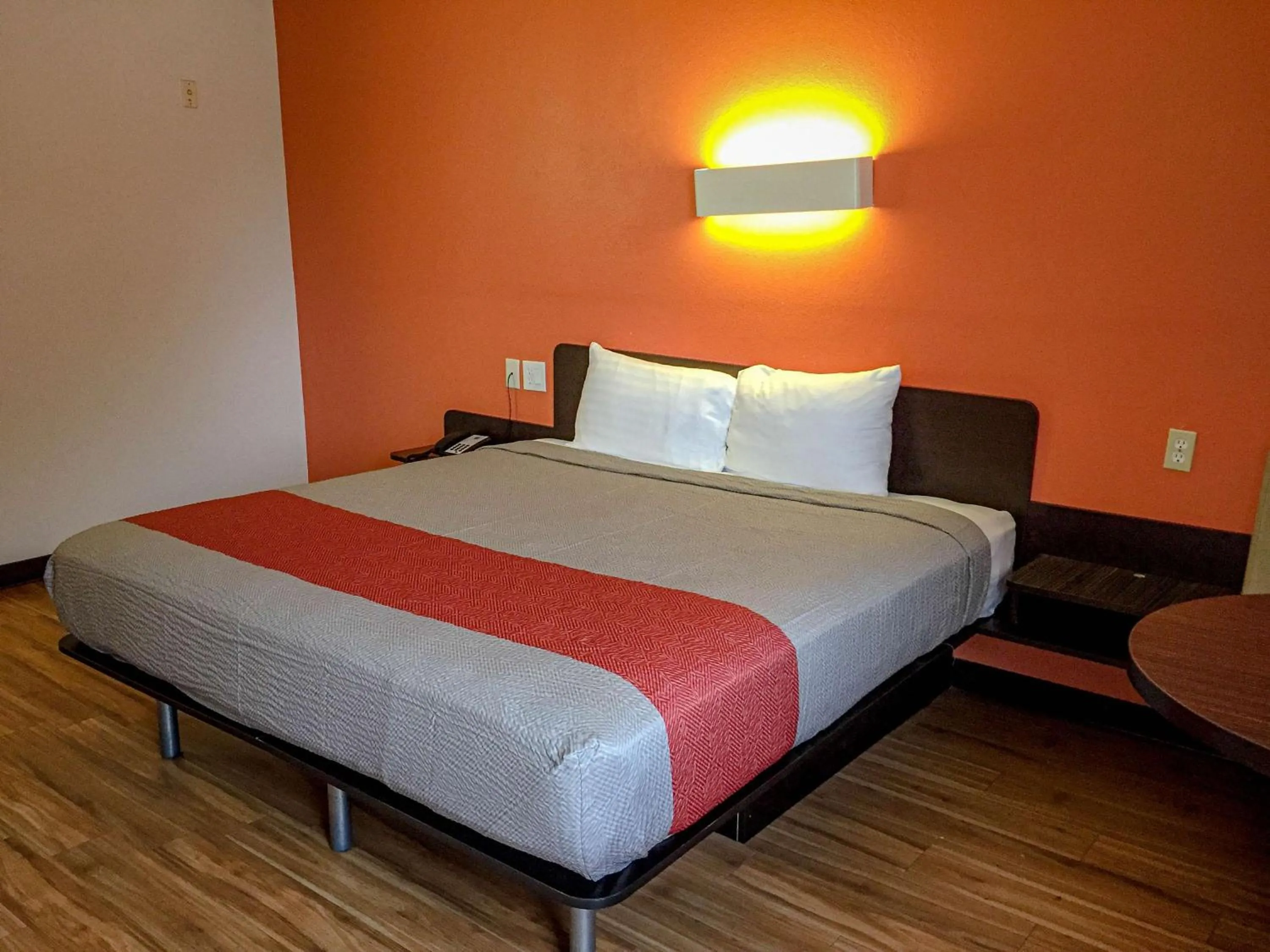 Photo of the whole room, Bed in Motel 6-Woodway, TX