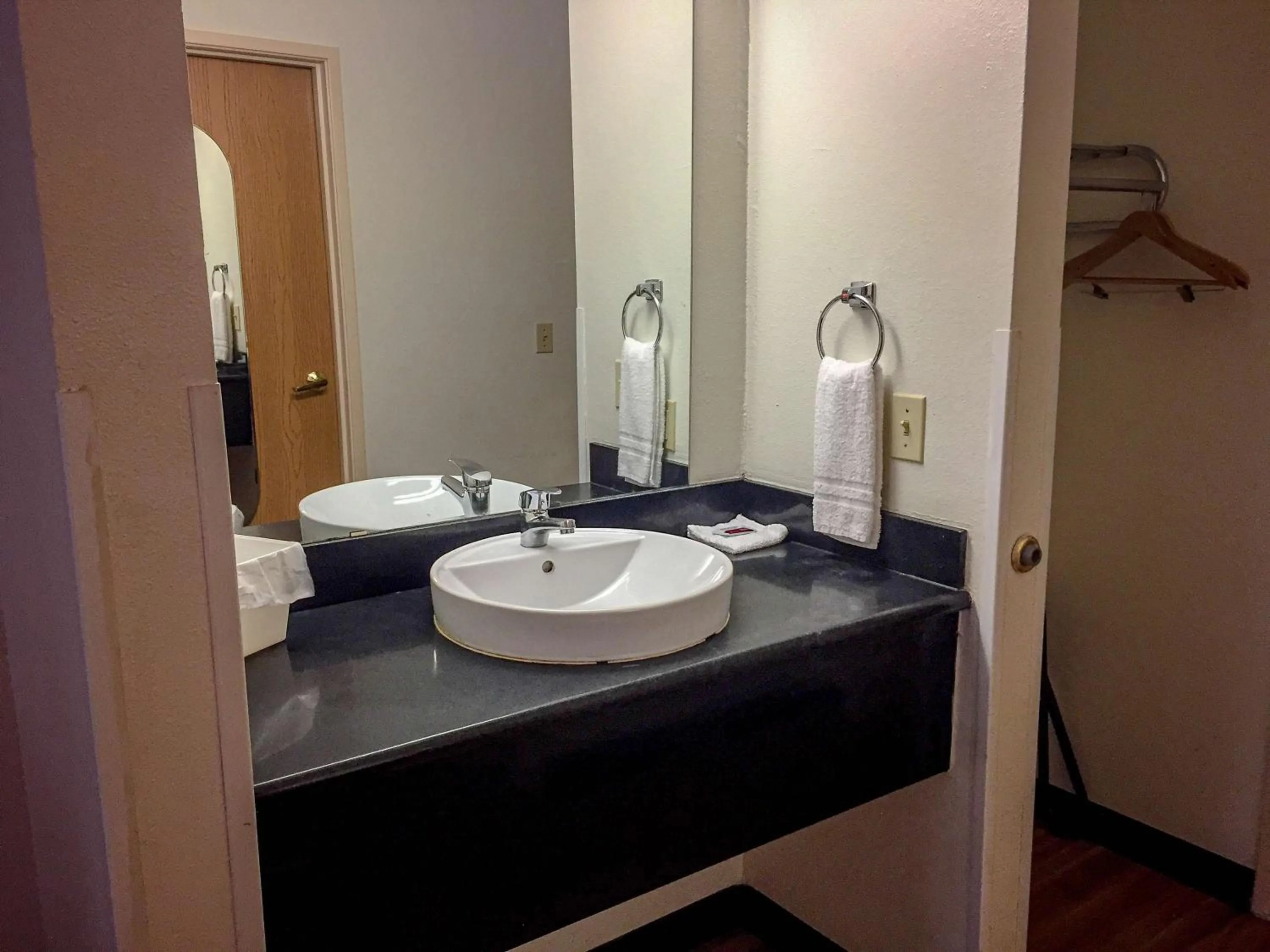 Bathroom in Motel 6-Woodway, TX