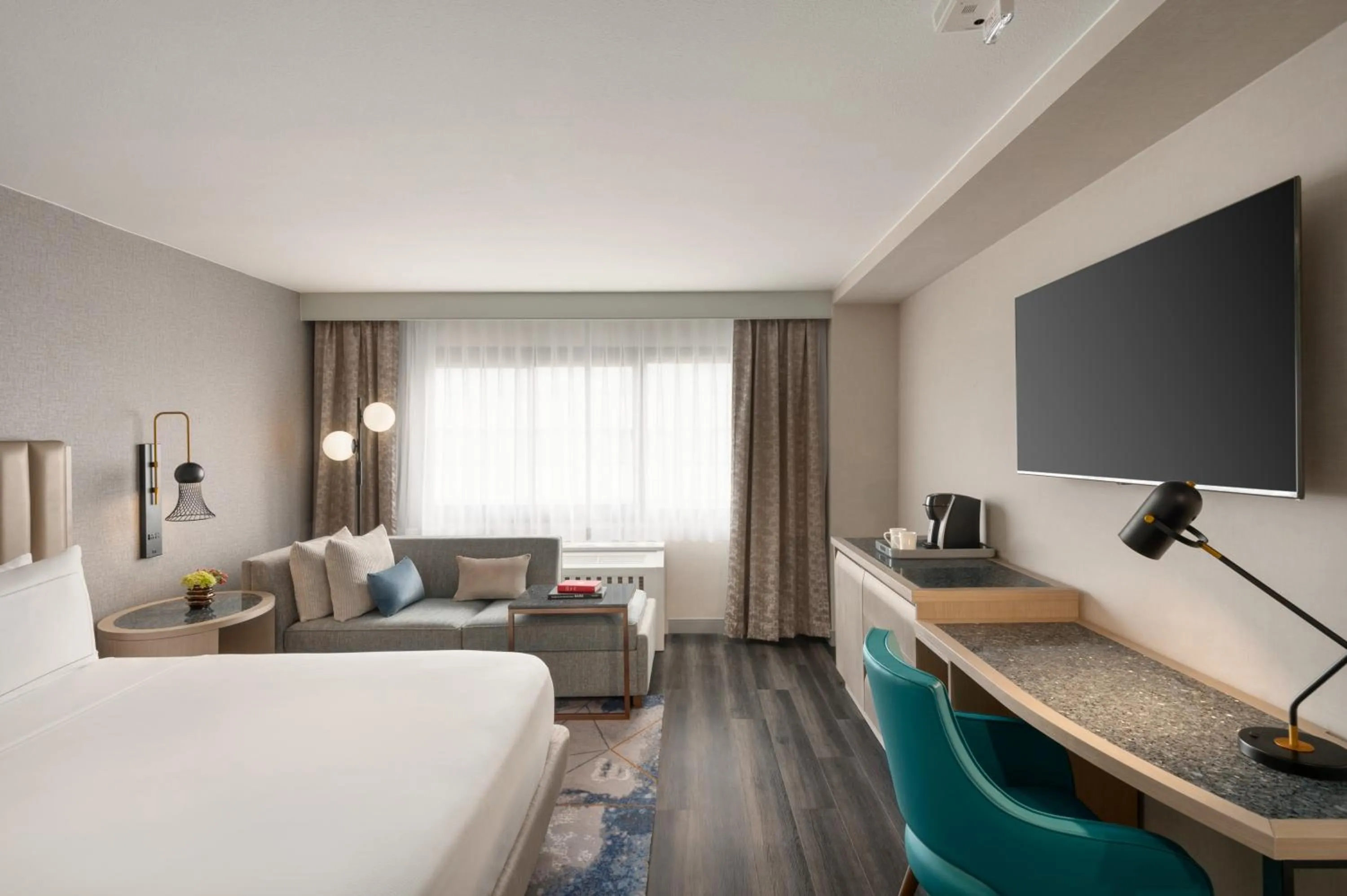 Bed in DoubleTree by Hilton San Francisco South Airport Blvd