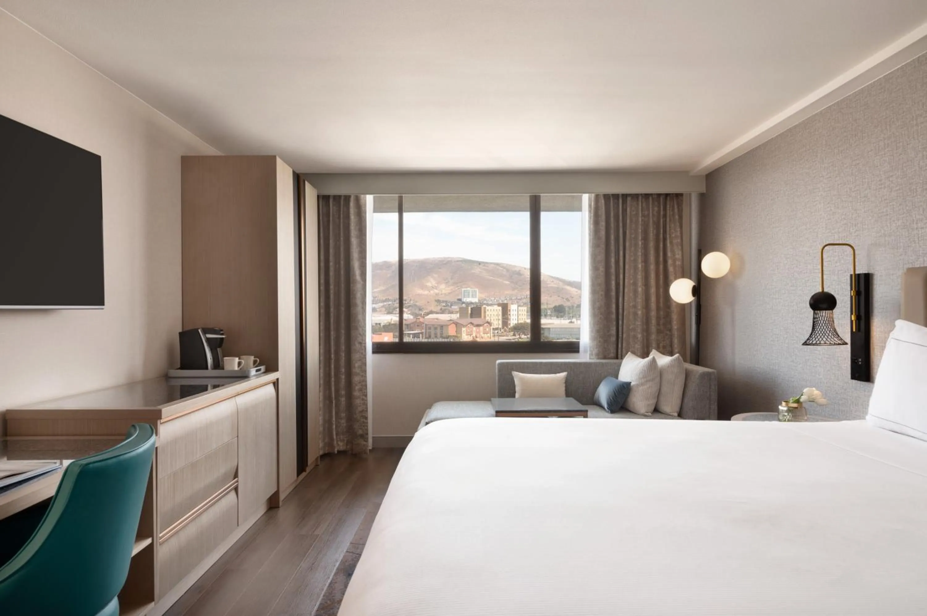 Bed in DoubleTree by Hilton San Francisco South Airport Blvd