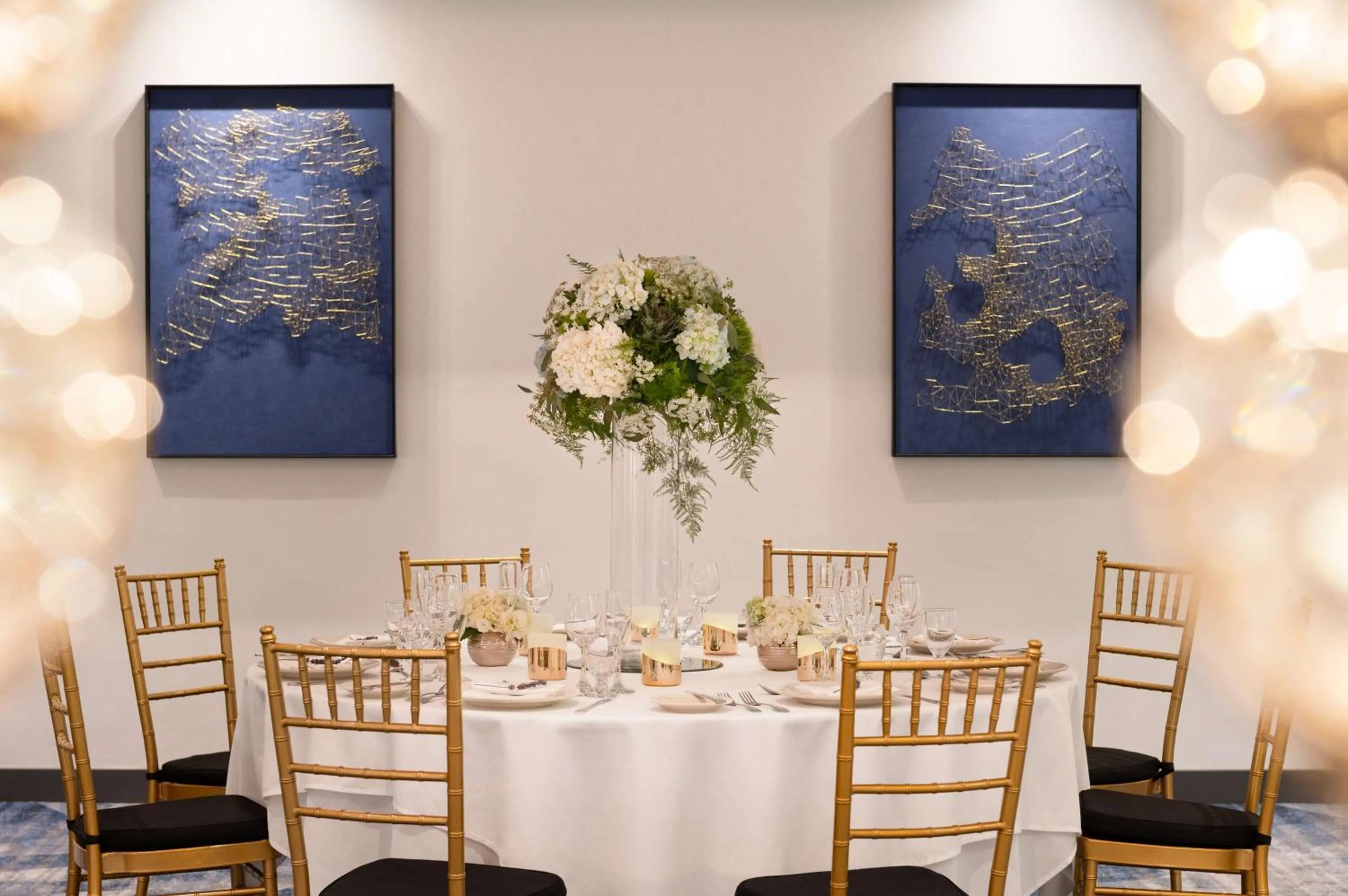 Dining area in DoubleTree by Hilton San Francisco South Airport Blvd