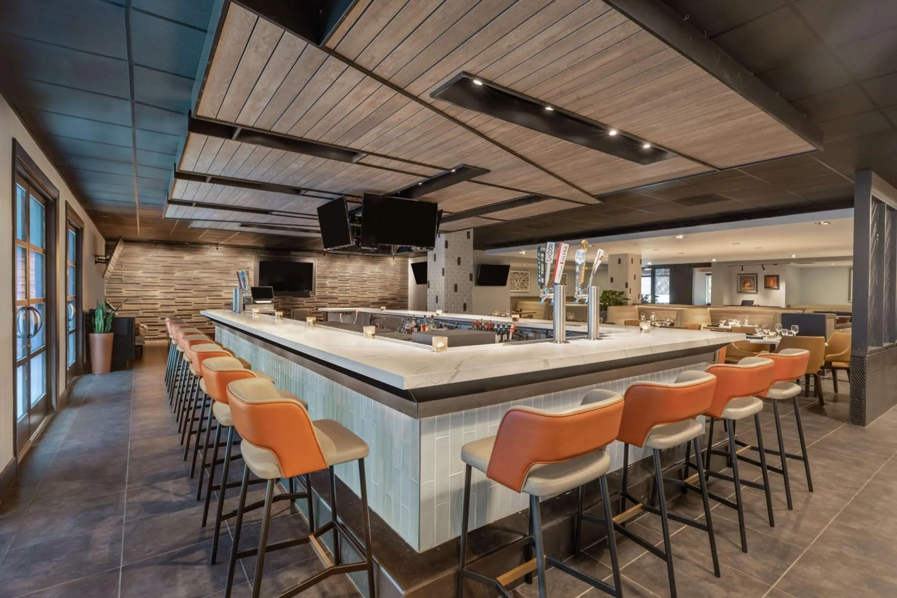 Lounge or bar in DoubleTree by Hilton San Francisco South Airport Blvd