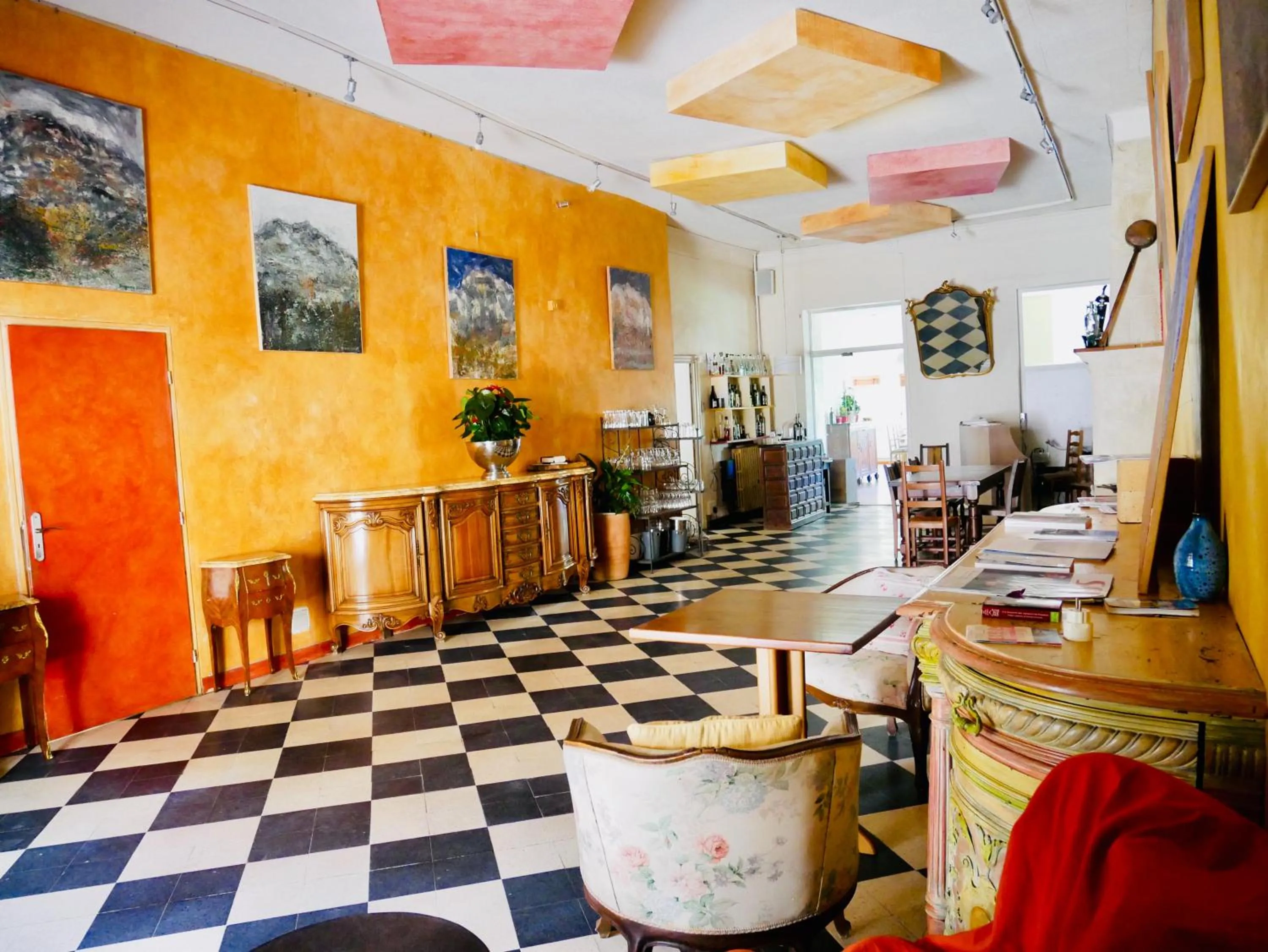 Lobby or reception in Logis Hotel Restaurant Le Grand Puech