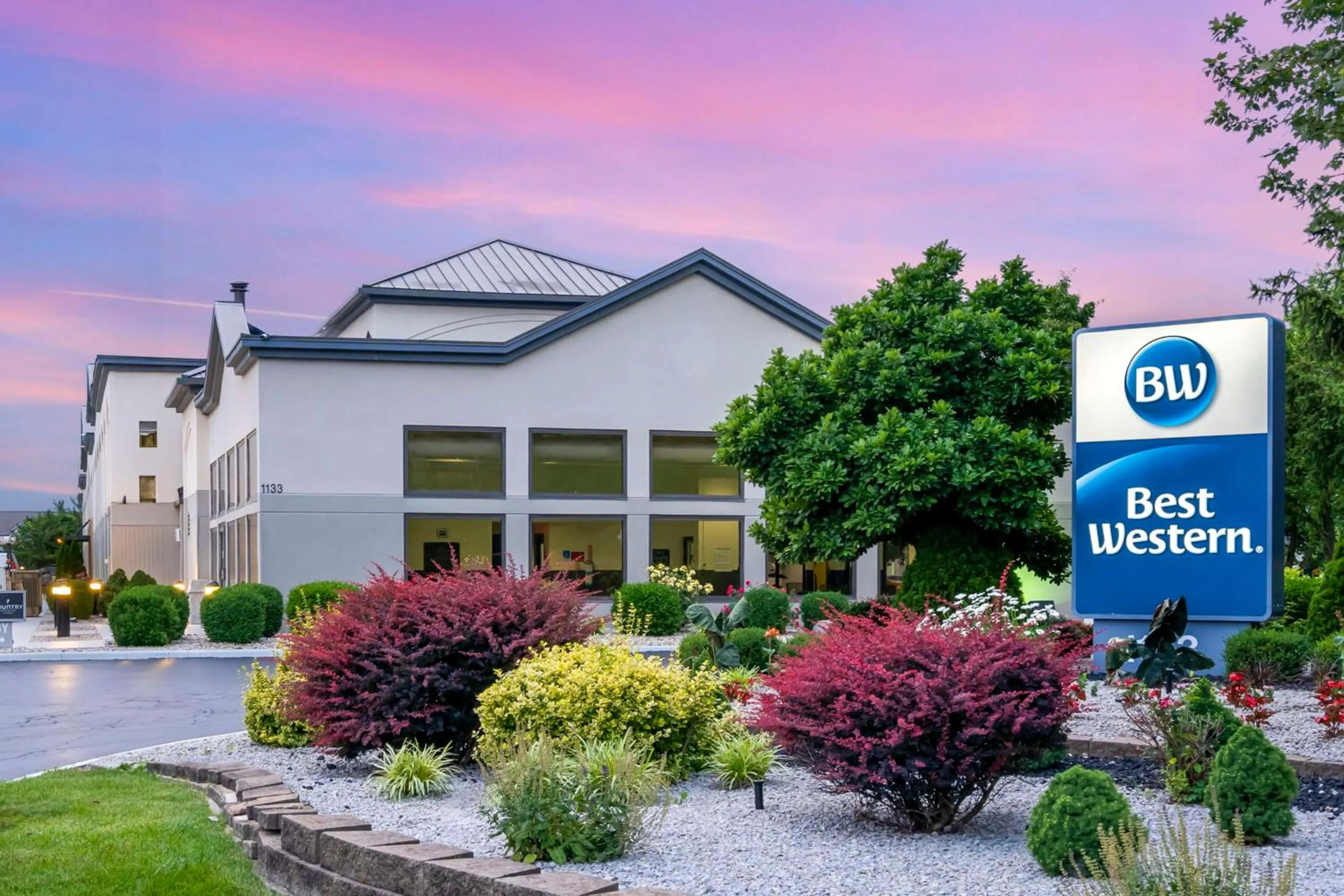 Property building in Best Western Suites Columbus