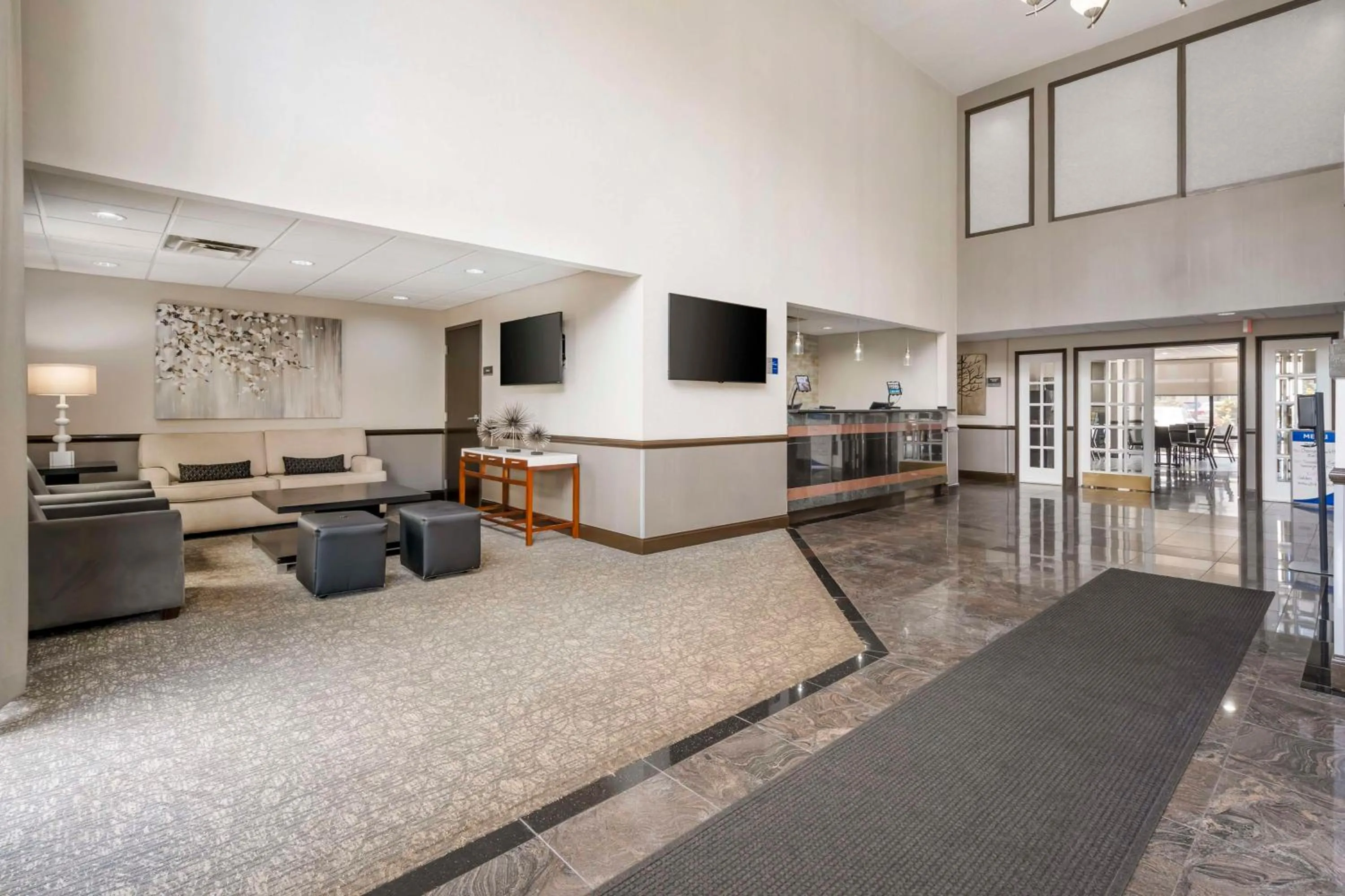 Lobby or reception in Best Western Suites Columbus