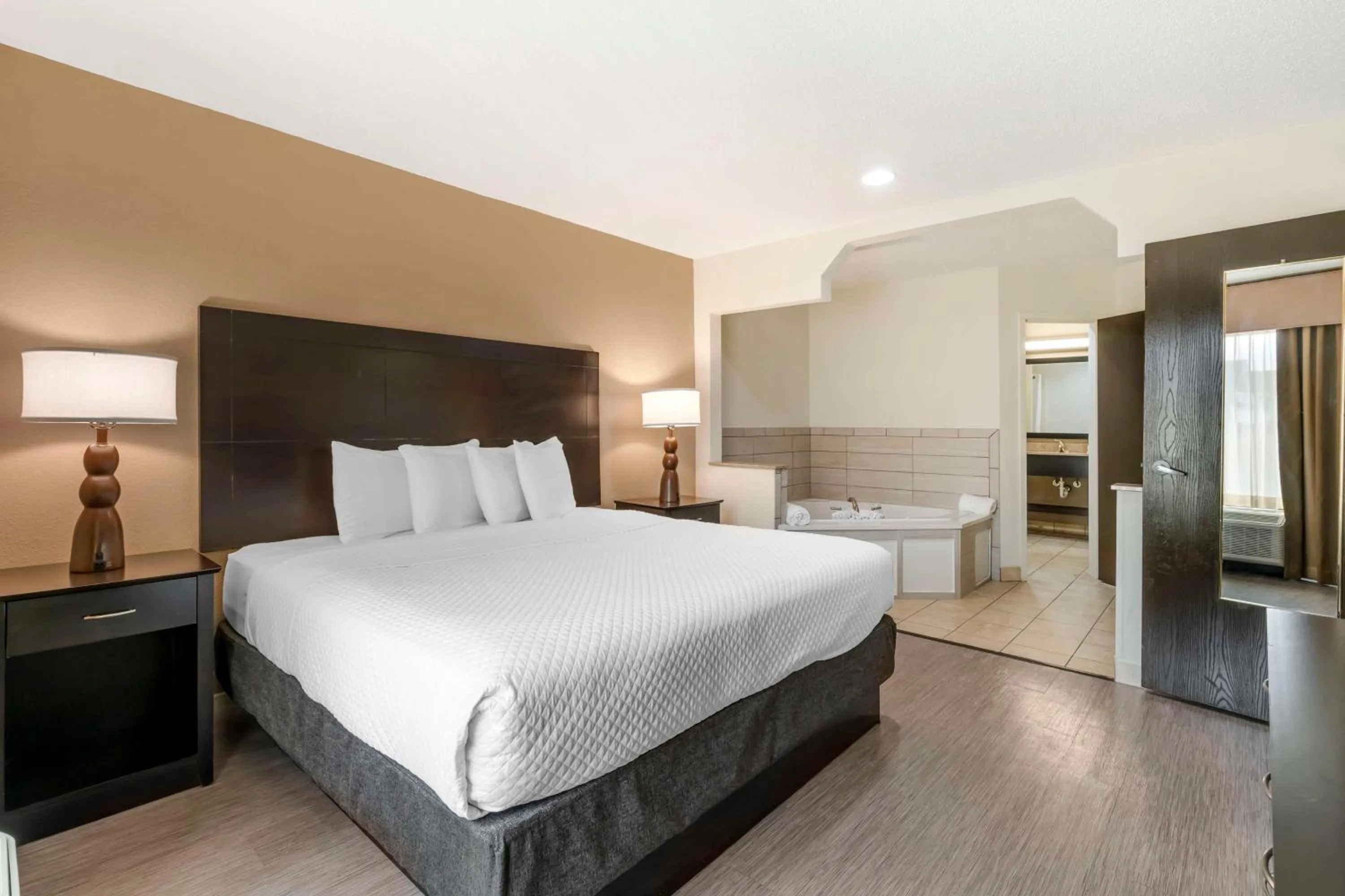 Bedroom, Bed in Best Western Suites Columbus