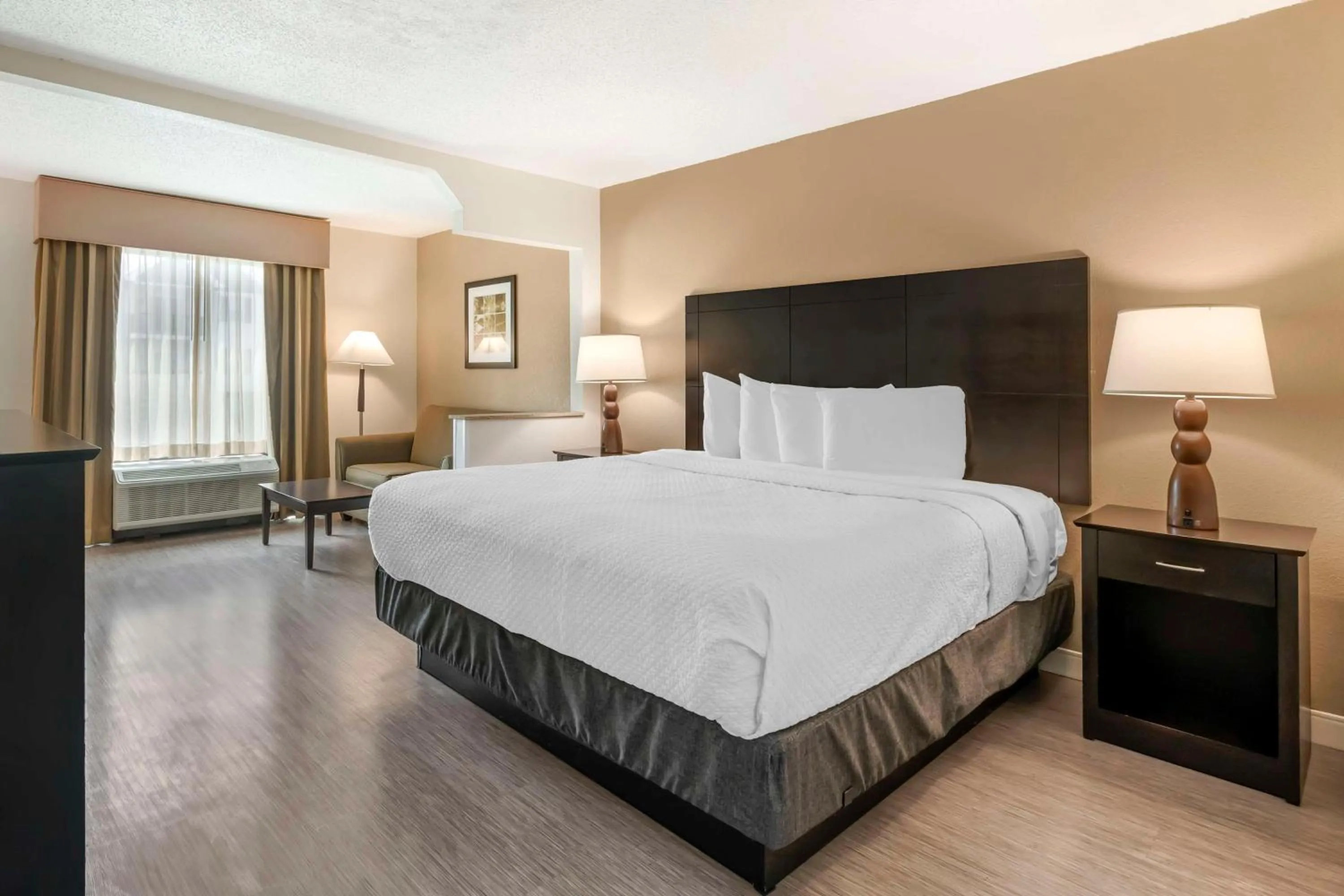 Bedroom, Bed in Best Western Suites Columbus