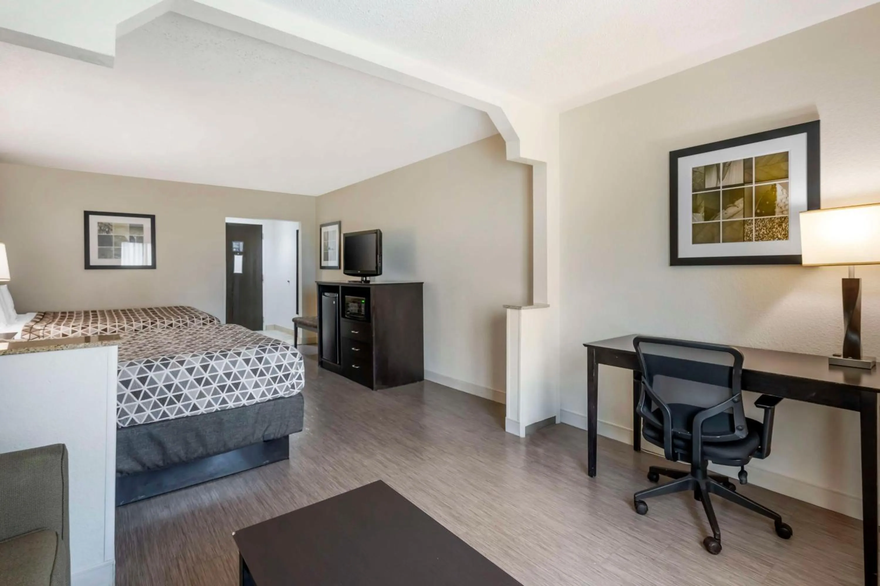 Bedroom, Bed in Best Western Suites Columbus