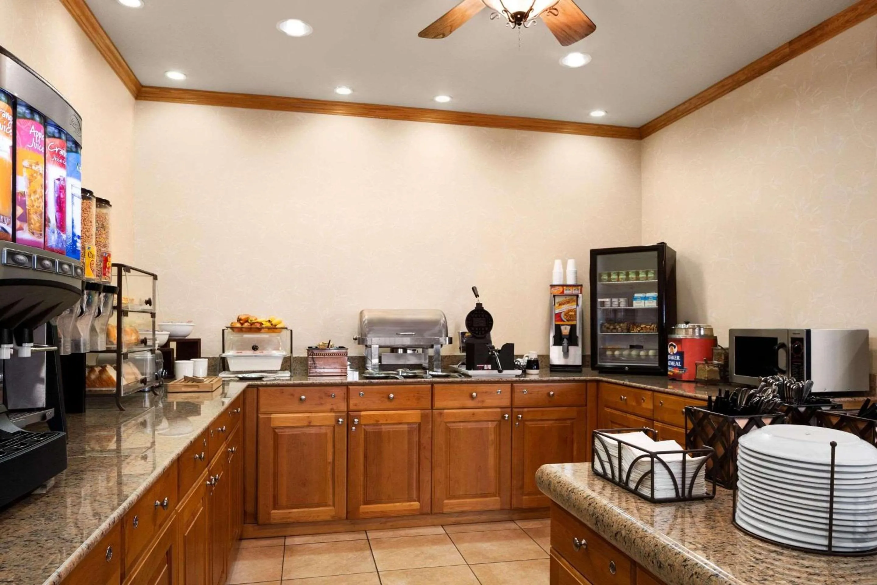 Breakfast in Country Inn & Suites by Radisson, Columbus West, OH