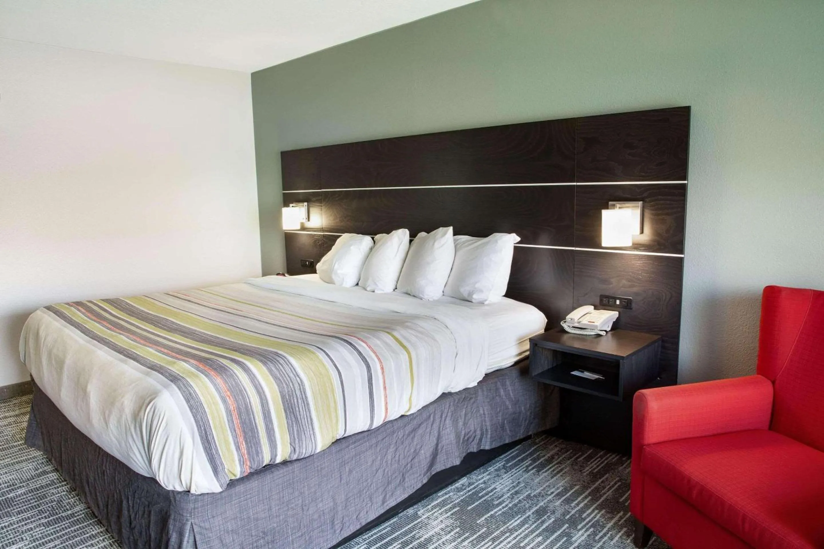 Bedroom, Bed in Country Inn & Suites by Radisson, Columbus West, OH