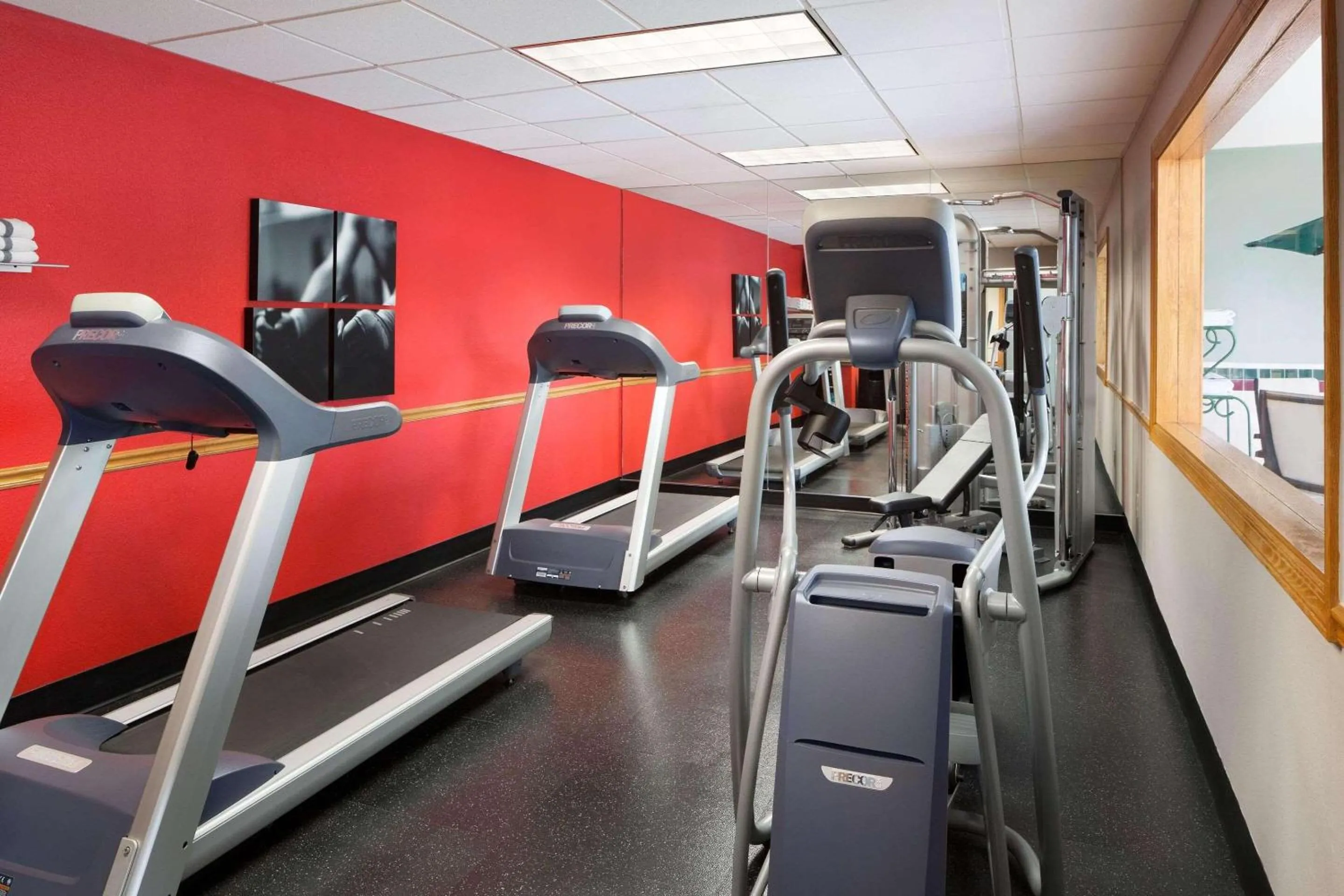 Fitness centre/facilities in Country Inn & Suites by Radisson, Columbus West, OH
