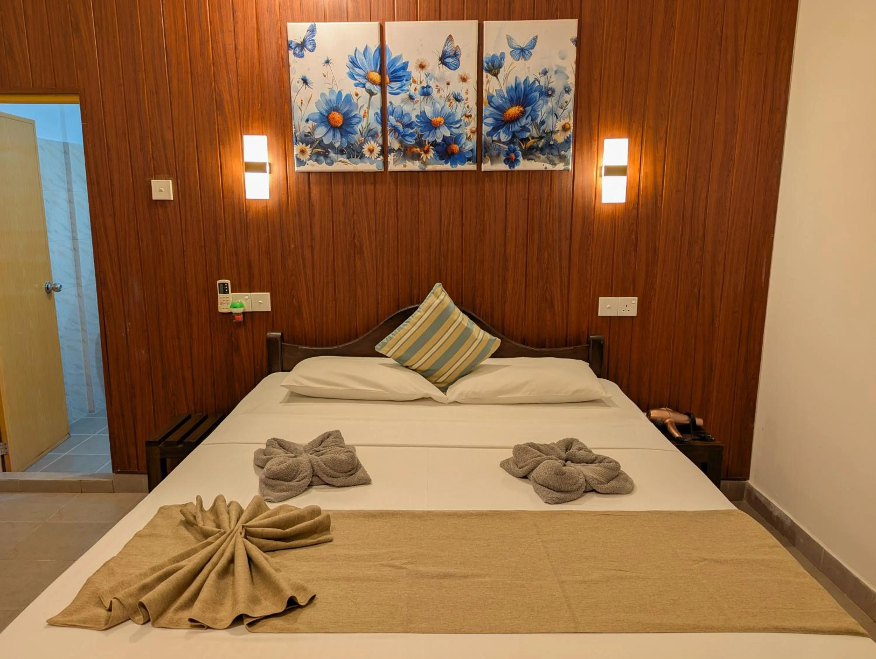 Bed in Sigiri Choona Lodge 'unique sunrise viewpoint'