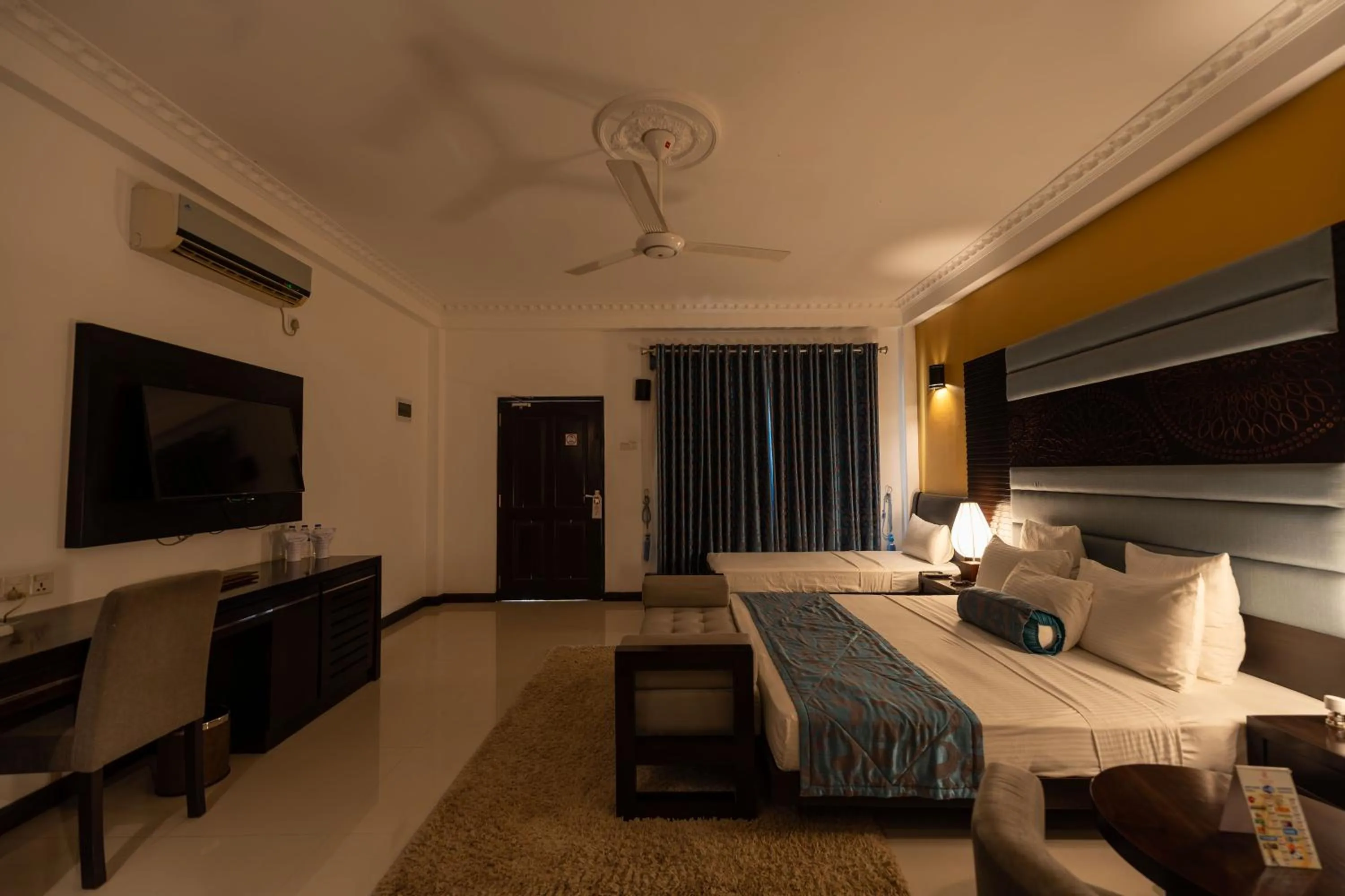 Bed in Oak Ray Elephant Lake