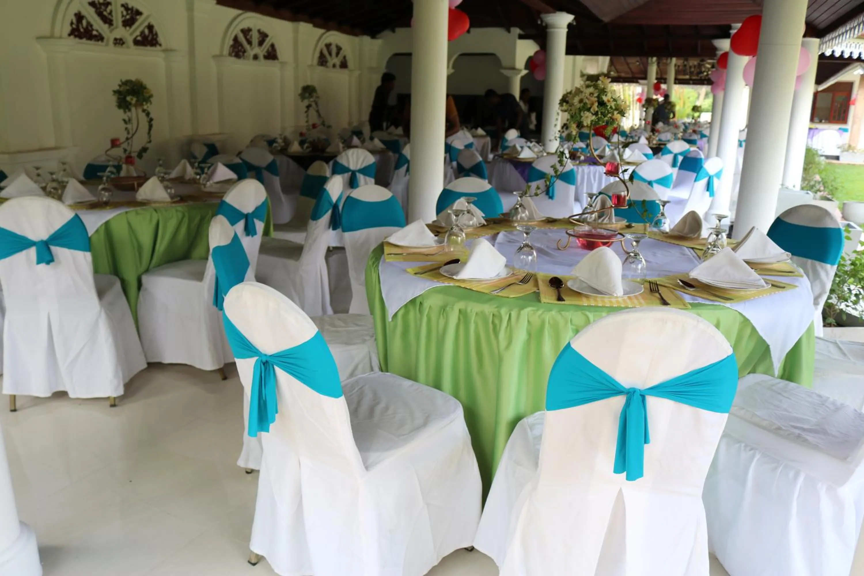 Restaurant/places to eat in Bougain Villa