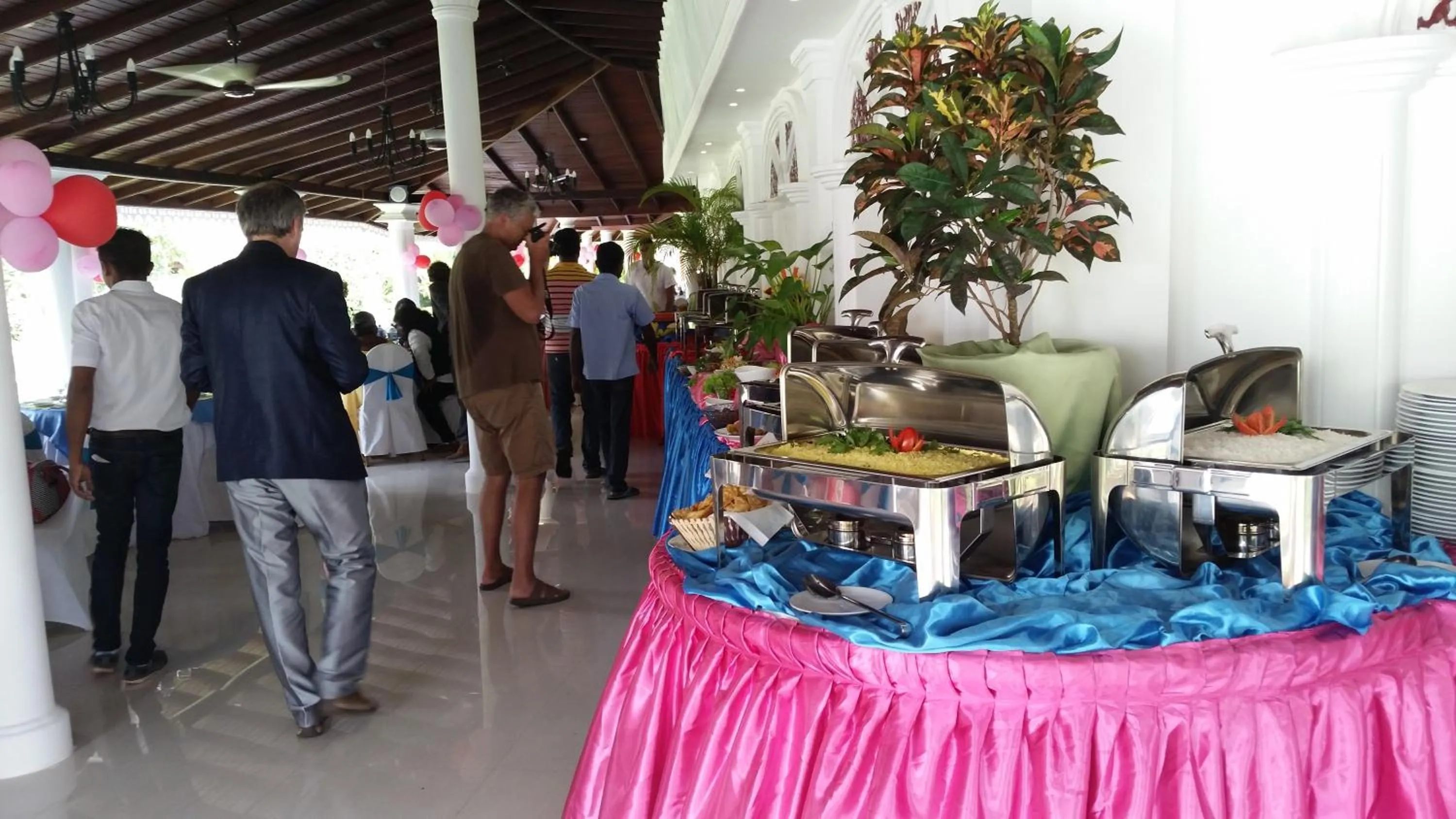 Restaurant/places to eat in Bougain Villa