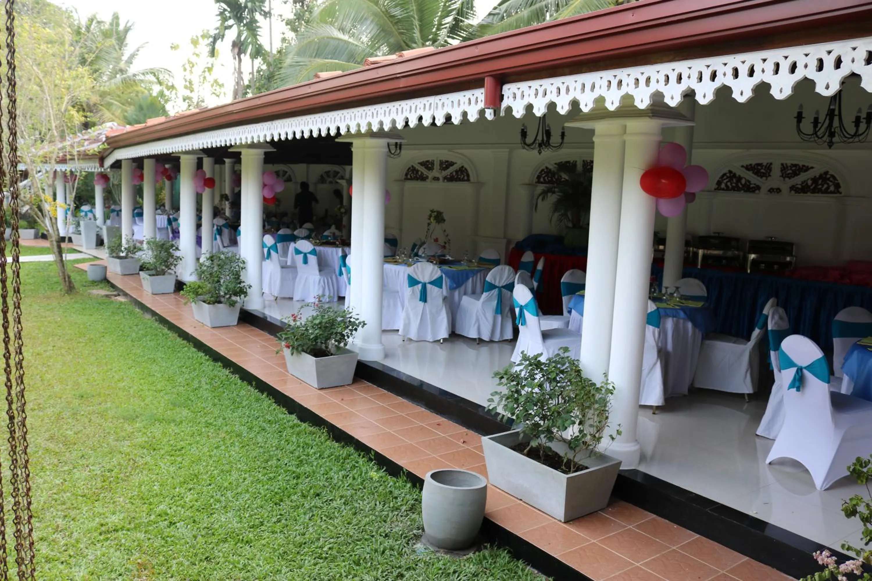 Restaurant/places to eat in Bougain Villa