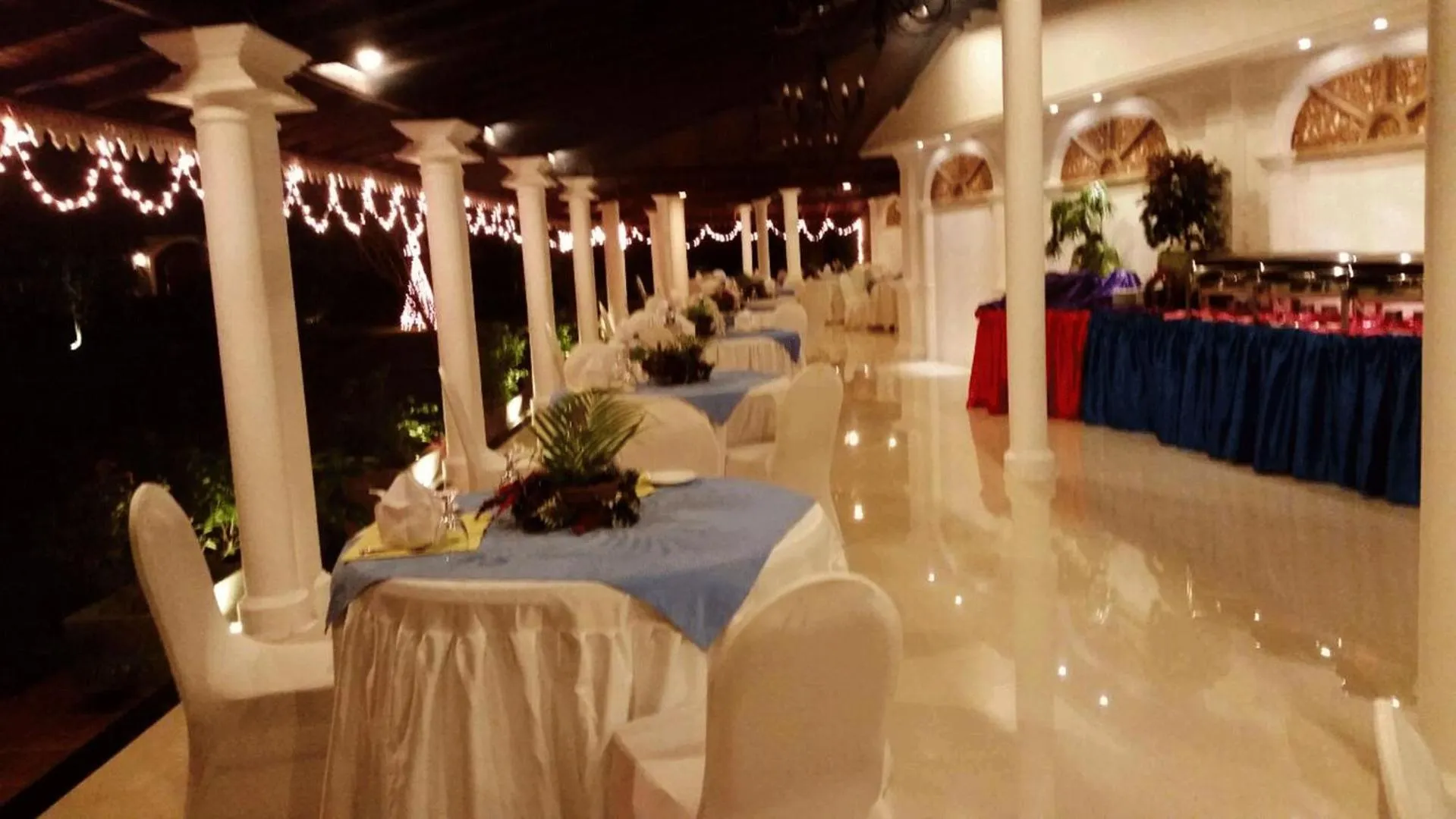 Restaurant/places to eat in Bougain Villa