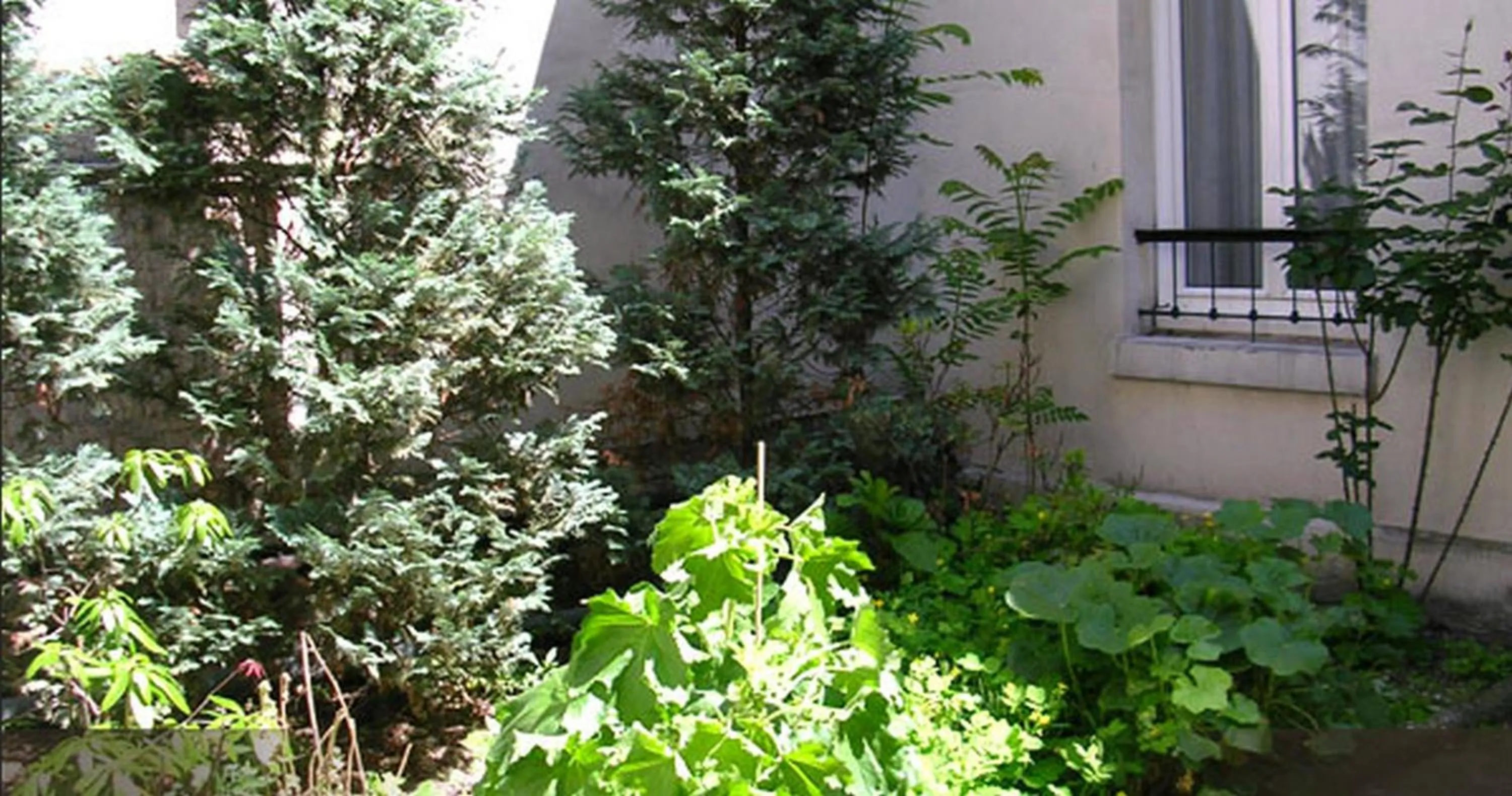 Facade/entrance in Hôtel des Pavillons