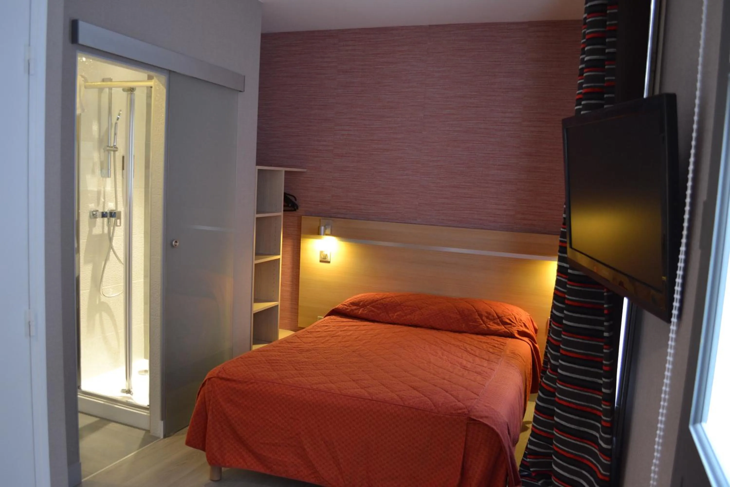 Bed in Hôtel des Pavillons