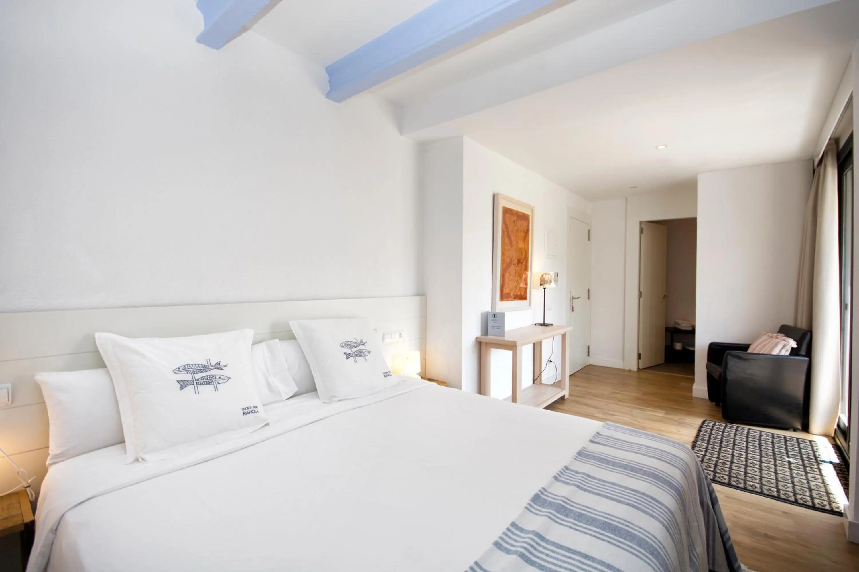 Photo of the whole room, Bed in Horta d'en Rahola - Adults Only