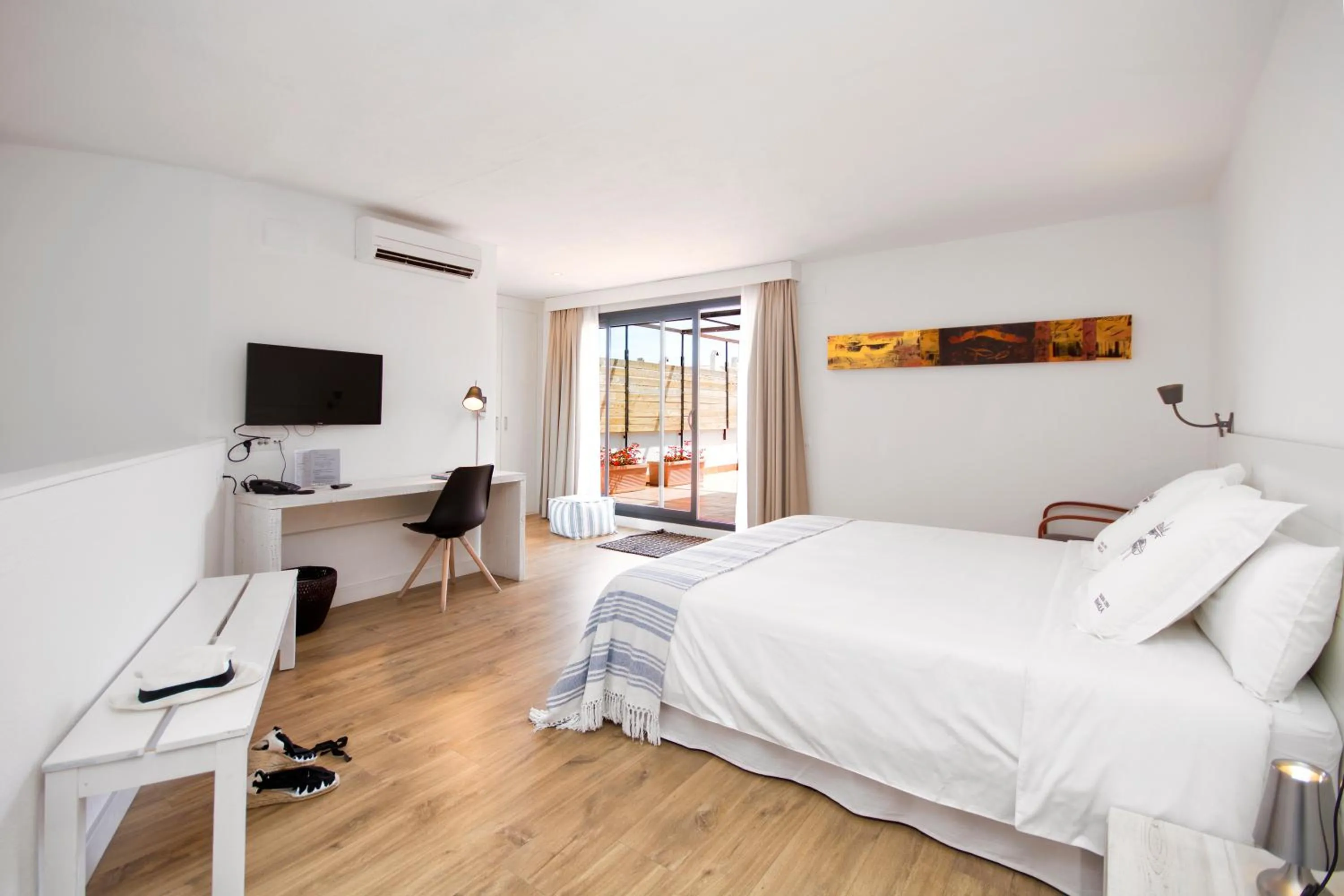 Photo of the whole room, Bed in Horta d'en Rahola - Adults Only
