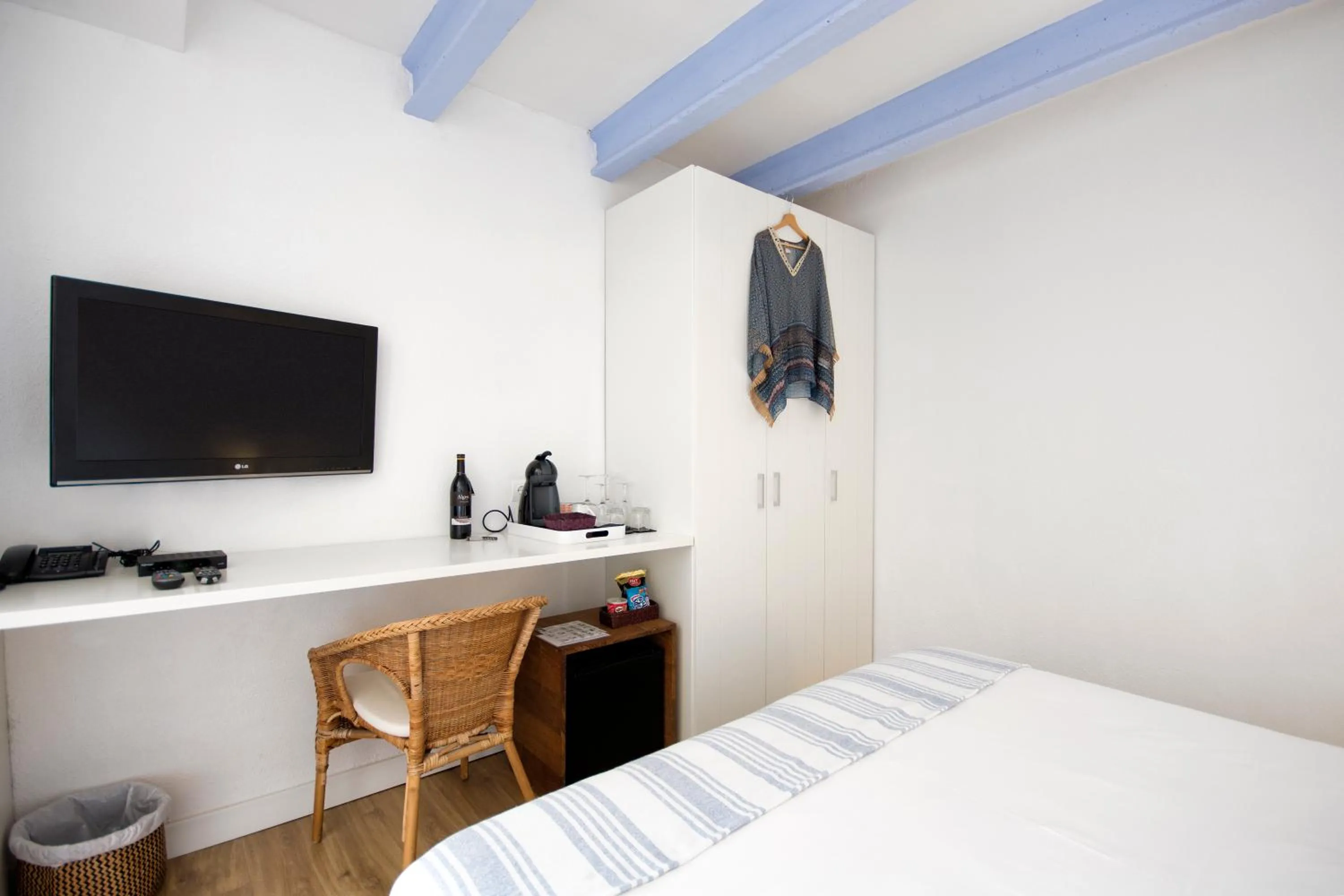 Photo of the whole room, Bed in Horta d'en Rahola - Adults Only