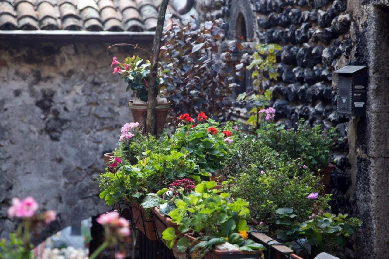 Decorative detail in La Bifora e Le Lune Vico sotto gli archi 5