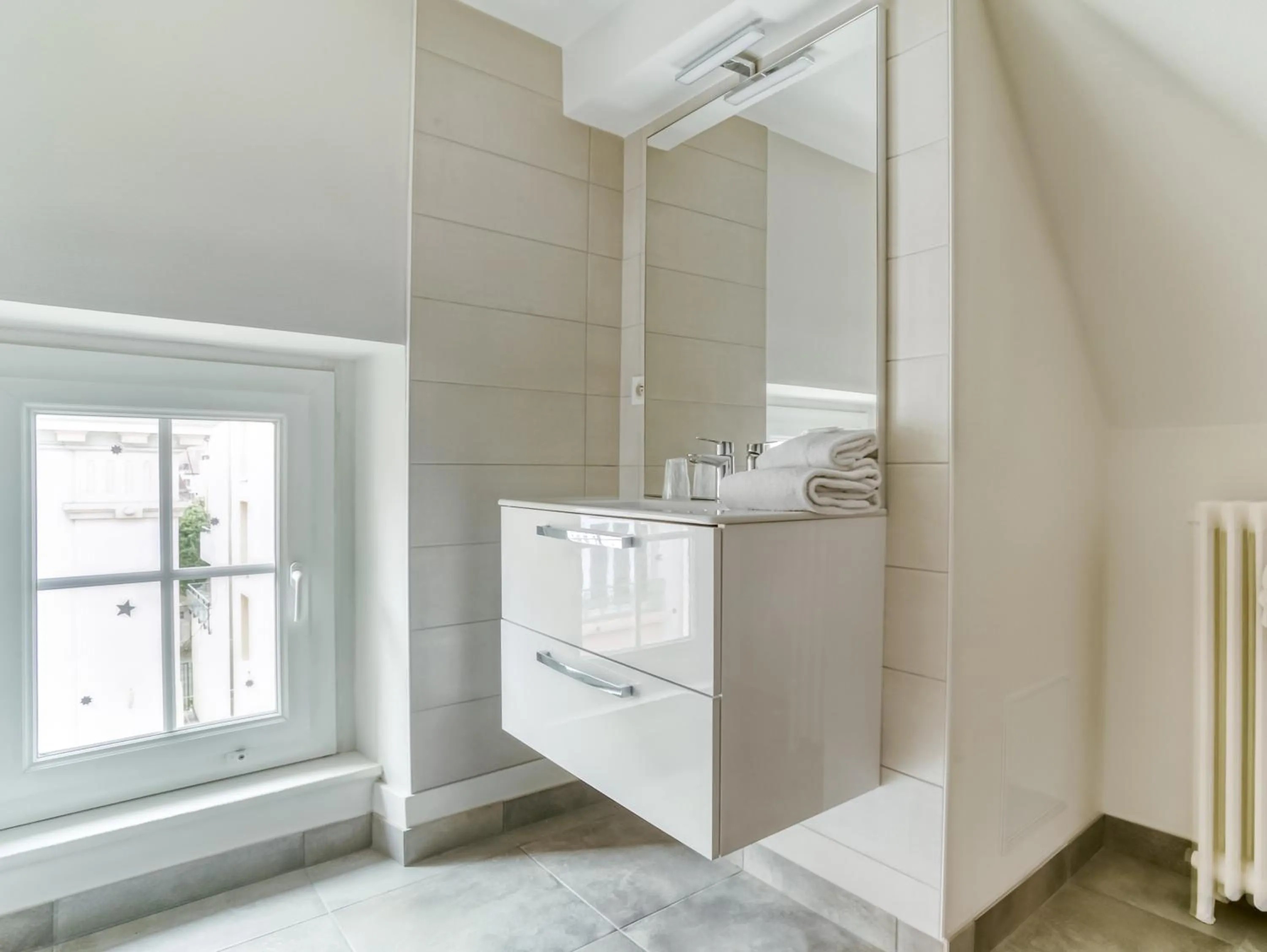 Bathroom in Brit Hotel Bristol Montbéliard Centre