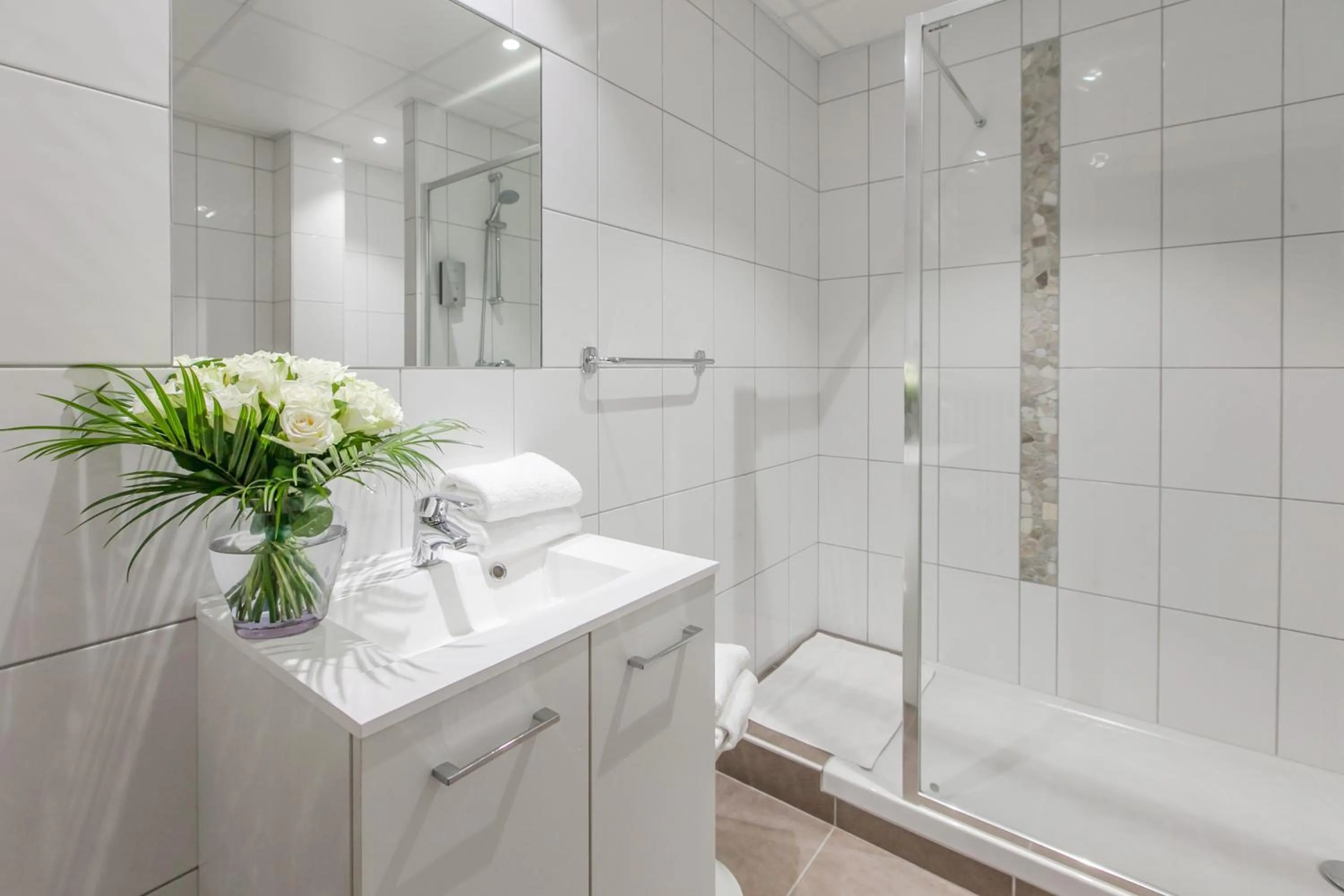 Bathroom in Brit Hotel Bristol Montbéliard Centre