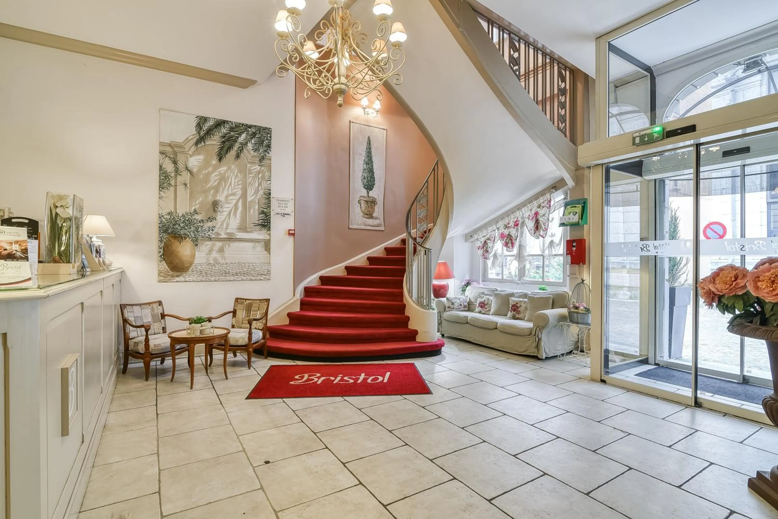 Lobby or reception in Brit Hotel Bristol Montbéliard Centre