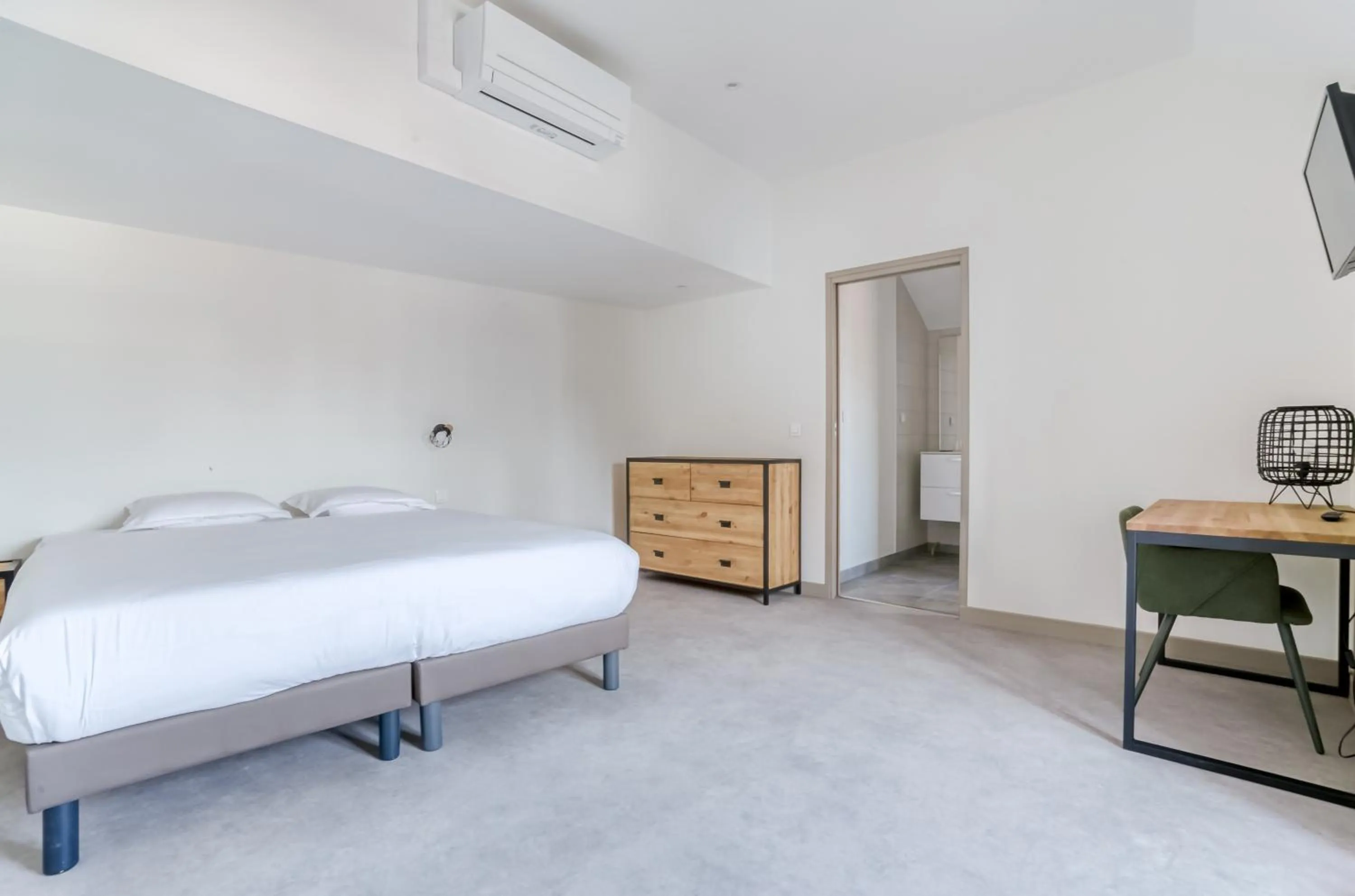 Bedroom, Bed in Brit Hotel Bristol Montbéliard Centre