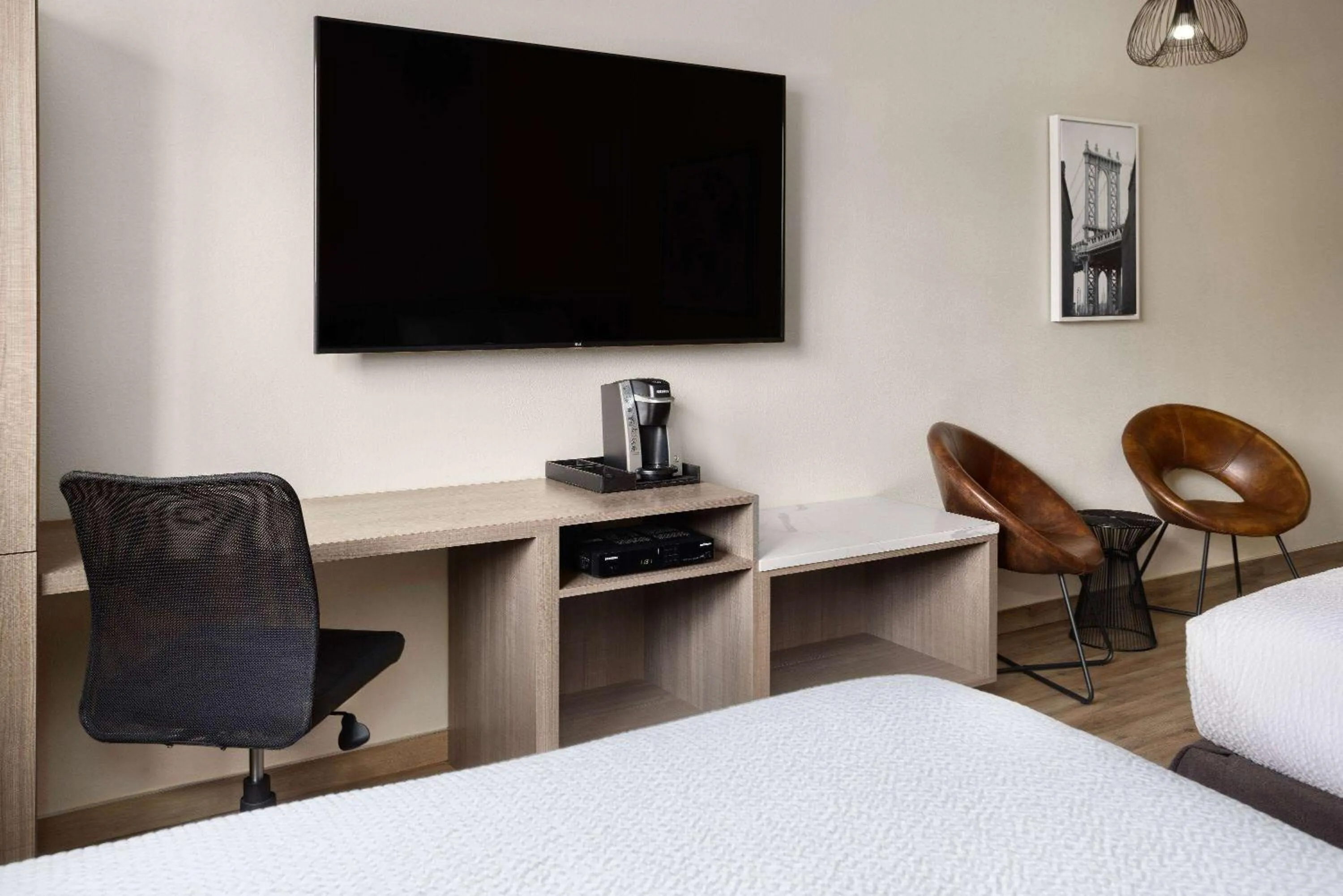 TV and multimedia, Bed in Ramada by Wyndham Bronx